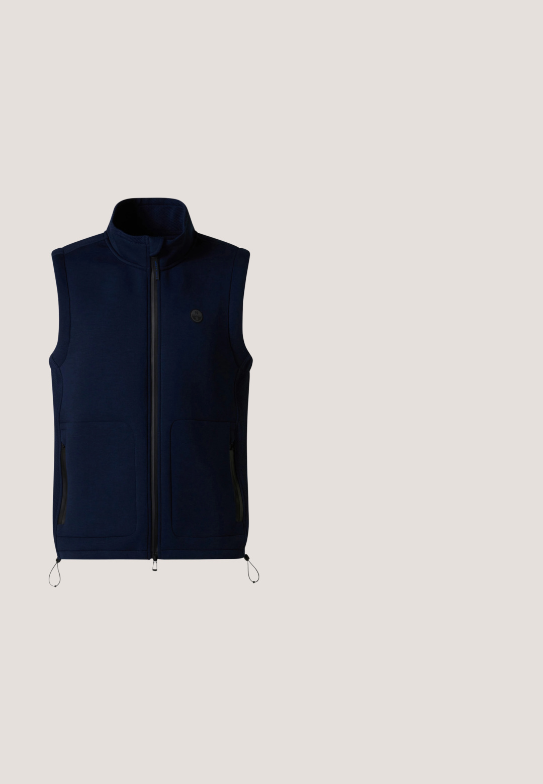 Ärmellose Fleece-Weste in Marineblau mit durchgehendem Frontreißverschluss, zwei Reißverschlusstaschen, hohem Kragen und verstellbaren Kordelzügen am Saum.; Dunkelblauer Sweatshirt mit Reißverschluss am Hals, langen Ärmeln, strukturiertem Kragen und minimalistischem Design. Hergestellt aus weichem, strukturiertem Stoff.; Graues Baumwoll-T-Shirt mit Rundhalsausschnitt und kurzen Ärmeln. Verfügt über ein kleines schwarzes Logo auf der linken Brustseite. Glatte Textur.; Marineblaue Slim-Fit-Sweatpants mit elastischem Bund, Kordelzug, Bündchen an den Knöcheln und kleinem weißen Logo am rechten Oberschenkel.; Marineblauer Sneaker mit braunem Fersenpatch, weißer dicker Sohle und schwarzen Schnürsenkeln, seitlich auf weißem Hintergrund gezeigt.; Marineblaue Leder-Gürteltasche mit vorderer Reißverschlusstasche, verstellbarem schwarzem Riemen und schwarzem Logo-Patch vorne rechts.