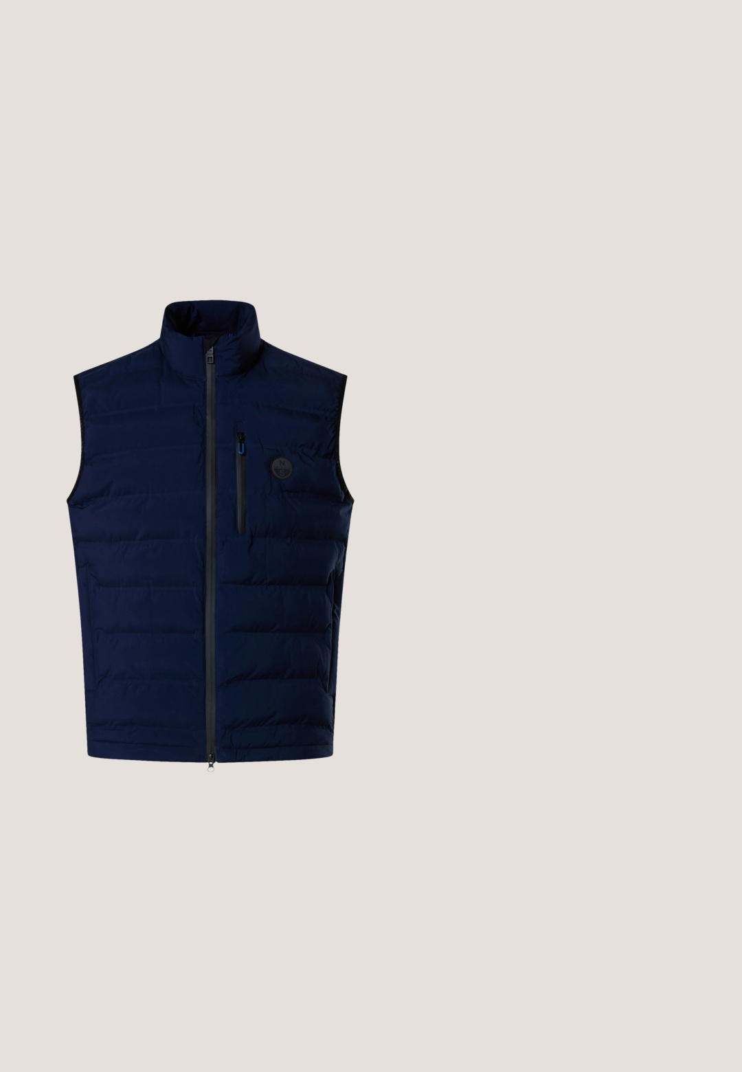 Chaleco acolchado sin mangas de color azul marino con cremallera frontal, bolsillo en el pecho con cremallera y cuello alto.; Sudadera azul marino de tela suave, con cuello redondo y puños acanalados, con la palabra "BOSS" impresa en blanco en el pecho.; Camiseta tipo polo blanca con rayas en los hombros en azul marino y beige, tapeta con dos botones y logotipo "HACKETT" en el pecho.; Pantalones jogger gris claro con cintura elástica y cordón, con bolsillos cargo laterales y piernas ajustadas con puños.; Zapatilla BOSS azul oscuro con suela blanca, cordones y paneles laterales texturizados, flotando en interiores frente a una pared de bloques de vidrio y suelo de hormigón.; Bolso bandolera cuadrado azul marino con bolsillo frontal con cremallera, correa negra ajustable y logo BOSS en relieve sobre tela lisa.