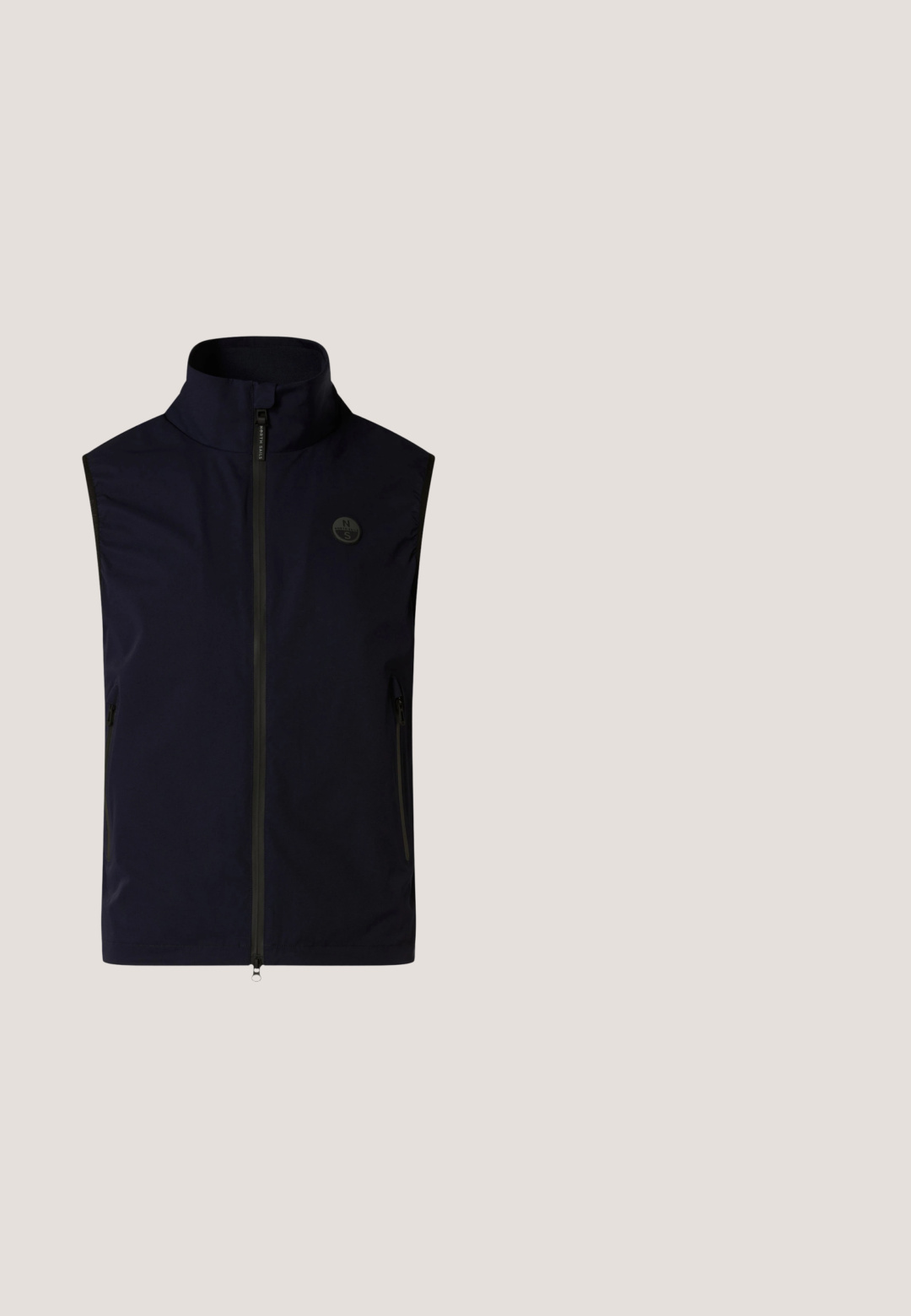 Marineblaue ärmellose Weste mit Stehkragen, Frontreißverschluss, mit Reißverschluss versehene Seitentaschen und kleinem rundem Logo auf der Brust.; Kurzärmliges Sport-Shirt in Türkis mit strukturiertem Muster, schwarzen Seitenpanelen und einem runden Halsausschnitt, der von einem roten Saum akzentuiert wird.; Marineblaue Badeshorts mit elastischem Bund und dezenten hellblauen rauchähnlichen Mustern auf der rechten Seite.; Schwarze Sportsneaker mit einem Obermaterial aus Mesh, strukturierte Überzüge und einer klobigen weißen Sohle mit Aussparungen. Schnürsenkel und Fersenschlaufe für zusätzlichen Halt.; Sport-Sonnenbrille mit einem mattschwarzen Rahmen, großen blau getönten Gläsern, kantigem Design und minimaler Hardware für eine leichte Passform.; Marineblaue und schwarze North Sails Reisetasche mit zwei Griffen, verstellbarem Schultergurt, vorderer Reißverschlusstasche und Logoaufnäher.