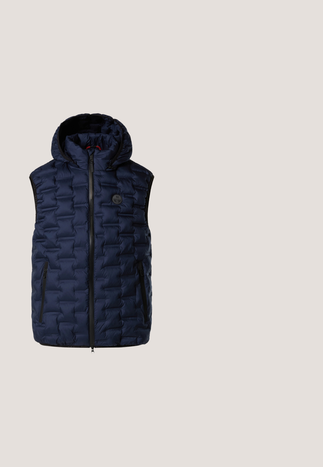 Navyblå ærmeløs polstret vest med hætte, lynlås foran, to lynlåslommer og et rundt logo på brystet.; Marineblå sweatshirt med lynlås i halsen, lange ærmer, struktureret krave og et minimalistisk design. Fremstillet af blødt, tekstureret stof.; Marineblå T-shirt med korte ærmer og rund hals med et lille, diskret præget logo placeret midt på brystet.; Mørkeblå denimjeans med slim fit, kontrasterende orange syninger og klassisk knaplukning. Har forlommer og smalle ben.; Sort sneaker med hvid sål og sorte snørebånd svævende over en grå beton gulv, med en glasblokvæg i baggrunden.; Marineblå firkantet crossbody-taske med lynlåslomme foran, sort justerbar strop og præget BOSS-logo på glat stof.