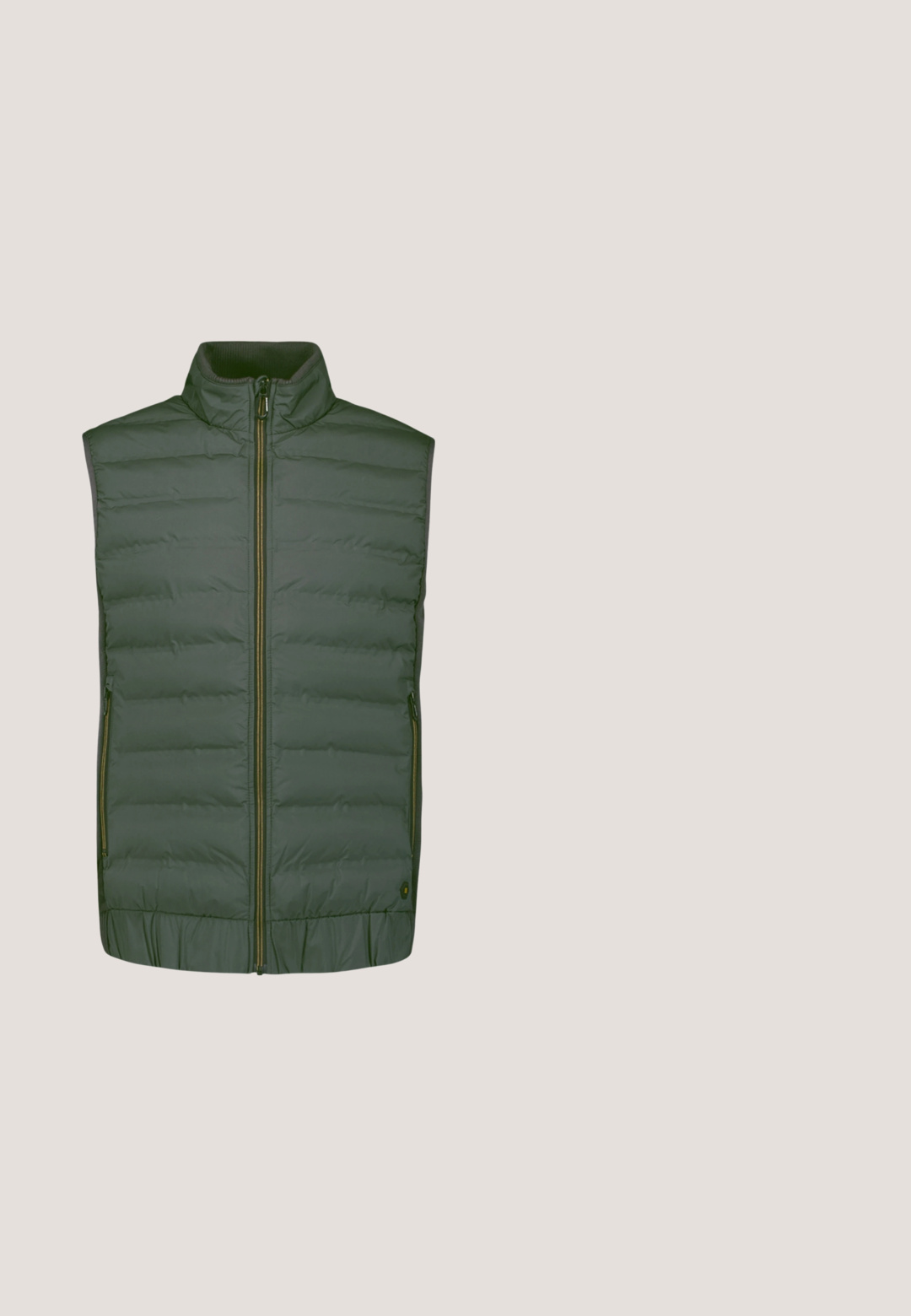 Mouwloze puffy gilet in donkergroen, met een gevoerd ontwerp, hoge kraag en rits aan de voorkant. Twee zijzakken en een elastische zoom voor een snugger pasvorm.; Lichtgrijze gebreide trui met kabelpatroon, ronde halslijn en geribde manchetten. Geborduurd logo op de linkerkant van de borst.; Groen, gebreid poloshirt met korte mouwen, voorzien van getextureerde verticale strepen, een knoopsluiting met drie knopen en geribbelde boorden en zoom.; Slim-fit olijfgroene herenhosen met riemlussen, knopen aan de voorkant en zijzakken, weergegeven op een witte achtergrond.; Grijze suède lage sneaker met witte zool, veters aan de voorkant en een zacht gevoerde kraag.; Kleine vierkante bruine leren crossbodytas met stikseldetail, ritssluiting en verstelbare stoffen band.