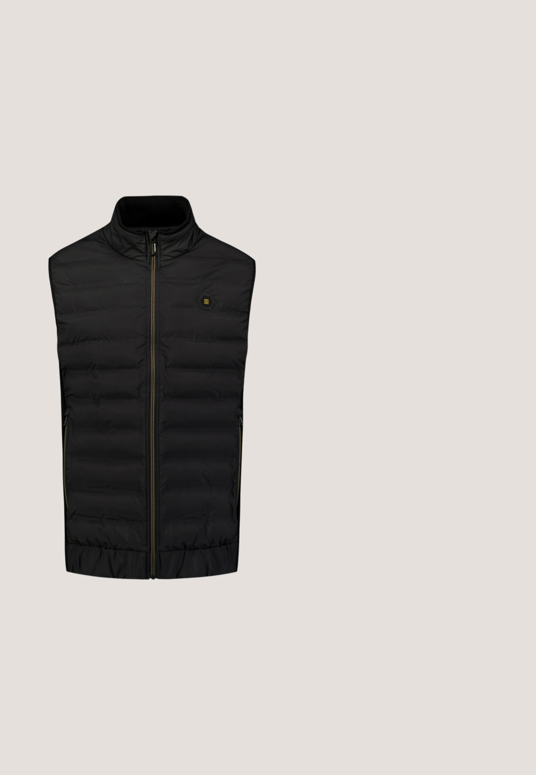 Zwarte gewatteerde mouwloze vest met een rits aan de voorkant, hoge kraag, twee ritszakken aan de zijkant en een klein hexagonaal logo op de borst.; Koolgrijze hoodie met hoge kraag, verstelbare trekkoorden en een voorste kangaroo zak. Zachte stof met geribde manchetten en zoom.; Donkergroen henley-shirt met lange mouwen en een subtiele gestreepte textuur, voorzien van een knoopsluiting bij de hals en contrasterende zwarte bies bij de manchetten en de zoom.; Zwarte broek van stevige stof, met een standaard pasvorm, vijf zakken en een knoopsluiting. Stijlvol en veelzijdig.; Sneaker met een mix van grijze en zwarte texturen, voorzien van een dikke witte zool, ronde veters en een bruin suède accent op de hiel.; Zwarte leren schoudertas met een voorflap, gestructureerd oppervlak, subtiele stiksels en een merkembleem. Inclusief verstelbare schouderriem.