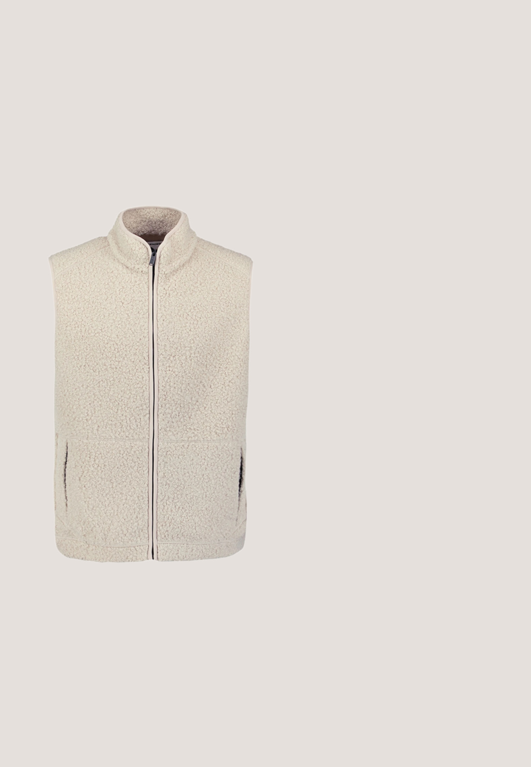 Crèmekleurig getextureerd fleece vest met opstaande kraag, rits aan de voorkant en zijzakken.; Licht beige trui met een hoge kraag en een kwart-rits ontwerp. Voorzien van lange mouwen en ribbelboorden, gemaakt van een zachte, gestructureerde stof.; Licht olijfgroene korte mouwen t-shirt met een ronde hals en een klein borstzakje. Zachte katoenen stof met een subtiele textuur.; Beige taps broek met een elastische tailleband, voorzien van zijzakken en elastische manchetten. Gemaakt van een soepele, lichte stof.; Beige suède lage sneaker met witte rubberen zool, veters aan de voorkant en zwarte trek lus bij de hiel, zijaanzicht op witte achtergrond.; Rechthoekige beige stoffen heuptas met zwarte afwerking, voorvak met rits, verstelbare donkerbruine band en zilverkleurige ritstrekker.