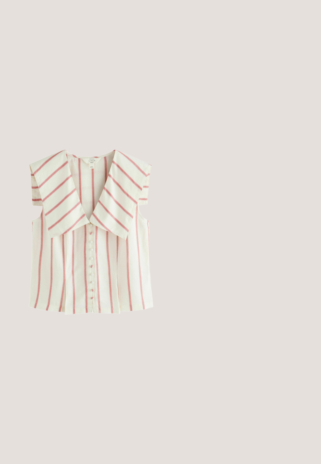 Blouse blanche sans manches avec col large, rayures verticales rouges et fermeture boutonnée sur le devant, réalisée en tissu mélangé de lin.; Débardeur rose pâle en maille côtelée sans manches avec encolure en V et cinq petits boutons sur le devant, doté d'un ourlet légèrement évasé.; Pantalons rose pâle avec une coupe ajustée, dotés de deux poches latérales, d'une texture lisse et de plis avant pour un détail supplémentaire.; Escarpin slingback en cuir rose à bout pointu avec bords festonnés, motifs découpés, petit nœud sur le dessus et petit talon kitten bas.; Lunettes de soleil carrées avec des verres dégradés roses et des montures et branches à motif écaille, présentées sur un fond blanc.; Pochette en cuir rose matelassé avec rabat pliant, ornée d'un lettrage logo argenté. Texture lisse avec un motif en losanges. Design compact.