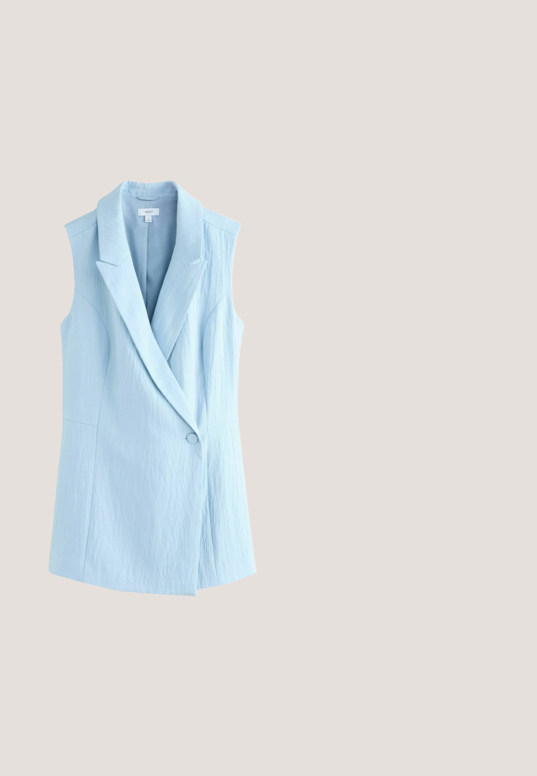 Mouwloze lichtblauwe blazer van gestructureerde stof, met brede revers en een enkele knoopsluiting in de taille.; Lichtblauwe, losse bloes met een V-hals, driekwart mouwen en een zachte, gladde textuur. Heeft plooidetails bij de schouders.; Lichtblauwe wijde cropped broek met hoge taille en plooien, met een gebogen zoom en een ritssluiting aan de voorkant.; Geweven sandalen met een beige en lichtblauw ontwerp, voorzien van twee verstelbare banden en een gevoerde bruine voetbed. Rubberen zool.; Vierkante, oversized zonnebril met bruine monturen, lichtblauwe pootjes en verglijdende bruin getinte glazen op een witte achtergrond.; Blauwe en crèmekleurige geweven tote tas met leren handvatten en een voorvak. Beschikt over een rechthoekige vorm en textuurstof.