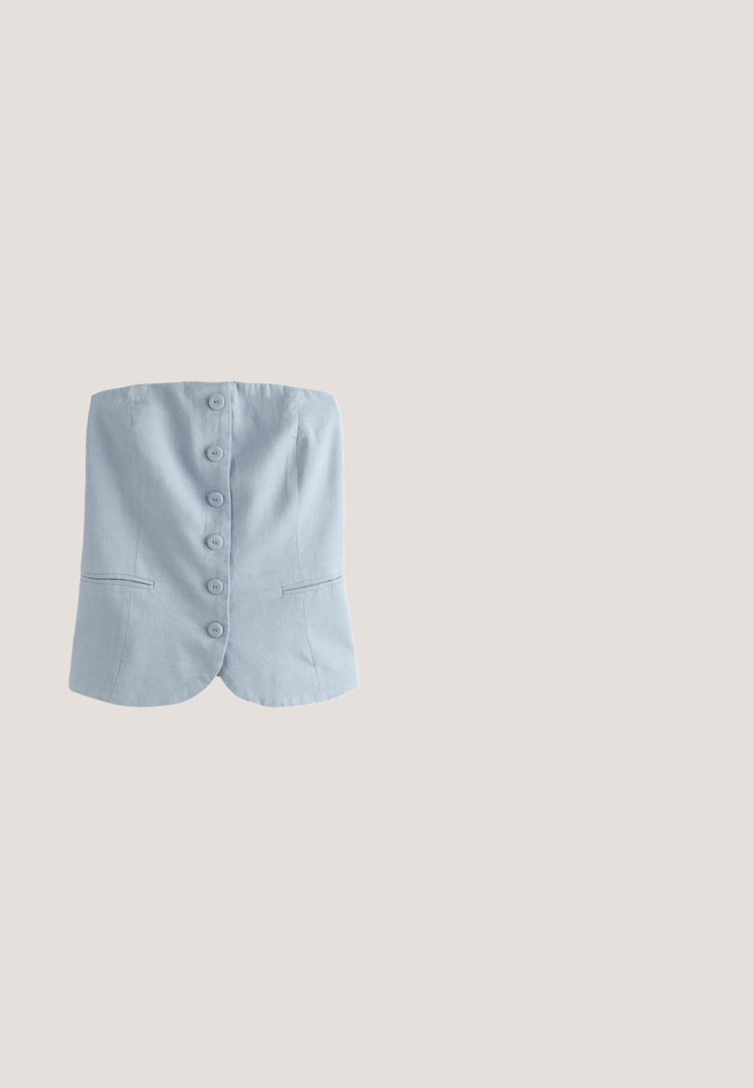 Hellblaues trägerloses Leinenoberteil mit sechs vorderen Knöpfen und zwei horizontalen Schlitztaschen in Taillennähe.; Ärmelloses hellblaues Denim-Top mit abgestuften Rüschen und dekorativen weißen Knöpfen vorne, kragenloser Ausschnitt.; Weiße Baumwollshorts mit hellgrauen vertikalen Streifen, ausgestattet mit einem Knopfverschluss, Falten und Seitentaschen. Einfaches und lässiges Design.; Beige Sandale mit drei dünnen Riemen, metallischen Akzenten und einem niedrigen Blockabsatz. Verfügt über dekorative Nieten entlang der Riemenränder.; Sonnenbrille mit schwarzen und schildpattfarbenen Acetatrahmen, verlaufenden braunen Gläsern und goldenen Akzenten an den Bügeln. Katzenaugenform.; Stroh-Tote-Tasche mit einem großen, strukturierten floralen Schal in Schwarz-Weiß als Schleifendetail, ausgestattet mit zwei stabilengriffen und einem breiten, offenen Oberteil.