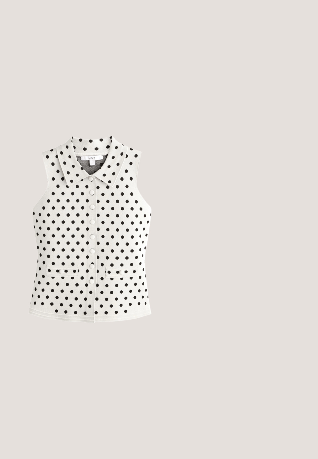 Ærmeløs hvid bluse med sorte polkaprikker, spids krave og to forlommer med knappede klapper.; Sort-hvidt horisontalt stribet t-shirt med korte ærmer og sort rund halsudskæring.; Hvide shorts med elastisk taljebånd med store og små sorte polkaprikker og sorte stribede rektangulære kantmønstre.; Sorte flade sko med spids tå design, netoverdel med rhinestones og en tynd strop for sikker pasform. Flad sål.; Strømlinede sorte wraparound-solbriller med mørketonede linser og buede stænger, designet til at sidde tæt omkring øjnene.; Sort vævet læderskuldertaske med enkelt fletrem og blød, afslappet trekantet form mod hvid baggrund.