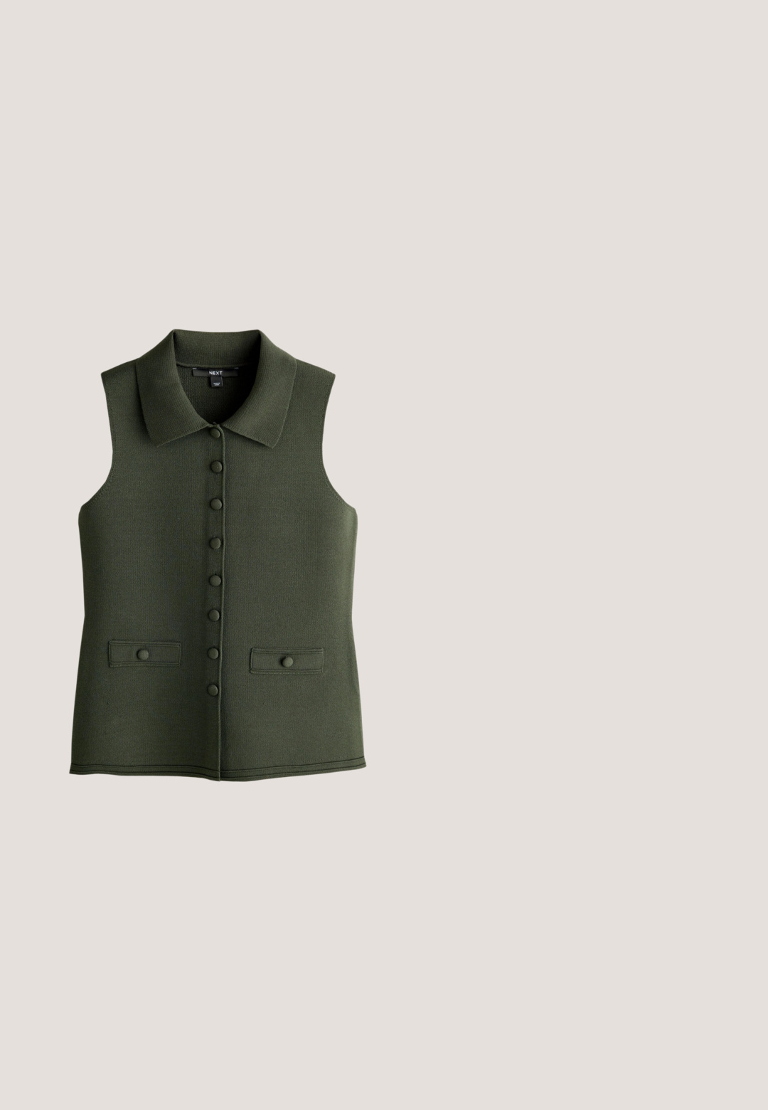 Chaleco sin mangas de punto verde oscuro con cuello, botones forrados de tela en la parte delantera y dos pequeños bolsillos con solapa con botones a juego.; Camiseta de manga corta color crema con bordado de encaje azul que imita la parte superior de un bikini en el frente.; Tela de patrón de cuadros vichy rojo y blanco con cintura fruncida, que muestra un tejido texturizado y un sutil brillo. Arrugas visibles en el material.; Sandalia de ante beige tipo slip-on con una correa de hebilla, puntera redondeada y una plantilla de corcho texturizada. Suela exterior de goma negra. Diseño minimalista.; Gafas de sol de gran tamaño con un marco de carey marrón, lentes degradados y detalle metálico del logo en las patillas. Forma cuadrada con acabado brillante.; Bolso metálico rosa brillante con estructura suave y caída, asas con nudos y una correa de hombro desmontable con herrajes en tono dorado.