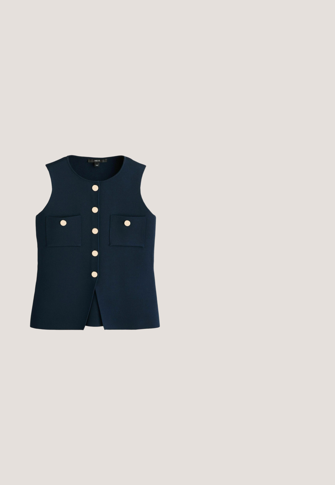 Next Bodywarmer - blue navy; Navyblauwe blouse met lange mouwen, een V-hals en oprollende knopenmanchetten. Gemaakt van lichtgewicht stof met een relaxte pasvorm.; Zwarte wijde broek met elastische tailleband en zijzakken, gemaakt van gladde stof.; Navyblauwe suède herenslipper met een ronde neus, brede band over de bovenzijde en lage zwarte hak op een witte achtergrond.; Mariene blauwe zonnenbril met een slank cat-eye ontwerp, plastic montuur en bruin getinte lenzen. Bevat subtiele branding op het veertje.; Zwarte gestructureerde leren schoudertas met klep en verstelbare riem, klein zilveren merklogo aan de voorkant in het midden.