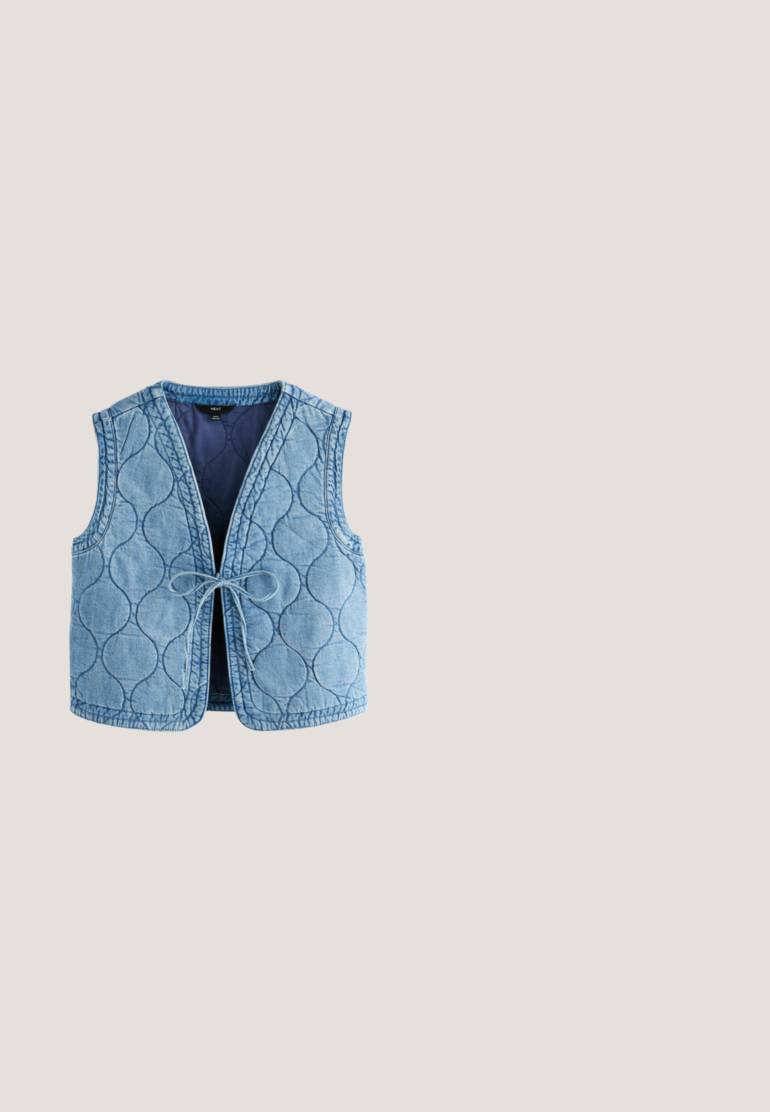 Denim-kangas, jossa on tilkkutyömalleja pyöreillä kuvioilla; vaaleansininen väri, pehmeä tekstuuri ja näkyvät tikkauskorostukset.; Vaaleansininen lyhythihainen t-paita pyöreällä pääntiellä ja valkoisella tekstillä "lapiscine" painettuna rintaan.; Kuvioitu kangas, jossa on sileä ja kevyt rakenne. Siinä on oransseja, sinisiä ja beigen sävyisiä siveltimenvetoja kermaan taustalla.; Tossut, joissa on valkoinen synteettinen päällinen, siniset mokka-akcentit ja teksturoitu kumipohja. Mukana on sininen vetoketju yksityiskohta ja nauhakiinnitys.; Vaaleansininen nahkainen vyölaukku, jossa on kaksi vetoketjullista osastoa ja säädettävä hihna painonapeilla.; Helminauha, jossa on vaaleansinisiä, valkoisia ja mustia monikulmaisia lasihelmiä, korostettuna kullanvärisillä metalliheleillä ja kullanvärisellä lukolla.