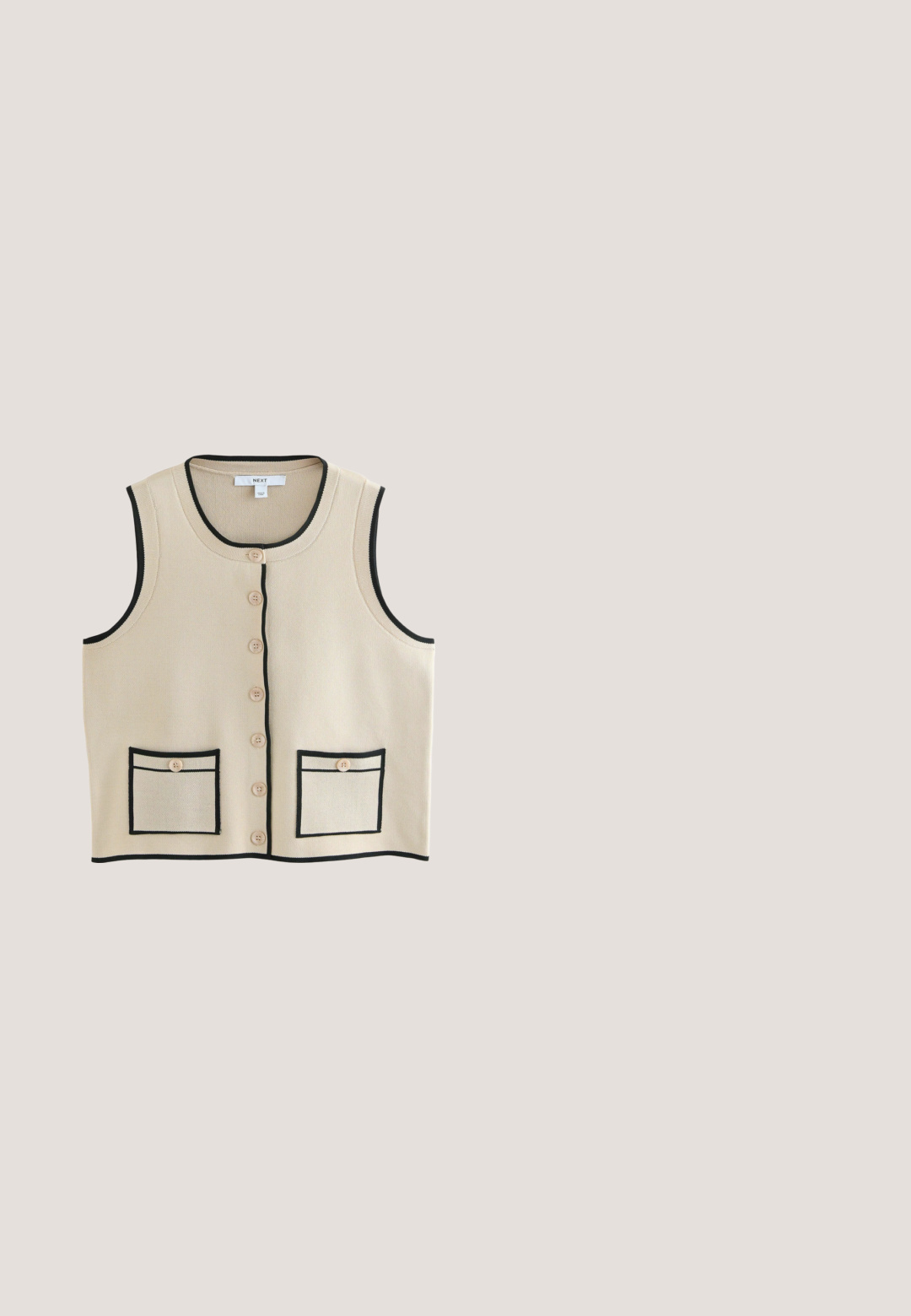 Beige mouwloos vest met een ronde halslijn, zwarte afwerking, zeven knopen aan de voorkant en twee opgestikte zakken met zwarte rand.; Korte mouwen ivoorkleurig top met een gestructureerd, gekreukt patroon; heeft een ronde halslijn en een relaxte pasvorm, vervaardigd uit een zachte stof.; Beige rechte broek met voorzakken, riemlussen en een knoopsluiting in de taille.; Bruine platte slip-on sandaal met brede band en gouden gespsluiting, lage zool en open teen, zijaanzicht op witte achtergrond.;  Schildpad zonnebril met een vierkante vorm, bruine verlooplenzen, gouden accenten op het montuur en een gladde plastic textuur.; Beige geweven handtas met witte leren handvaten, randen en verstelbare schouderriem, voorzien van een gouden sierlijk logo aan de voorkant.