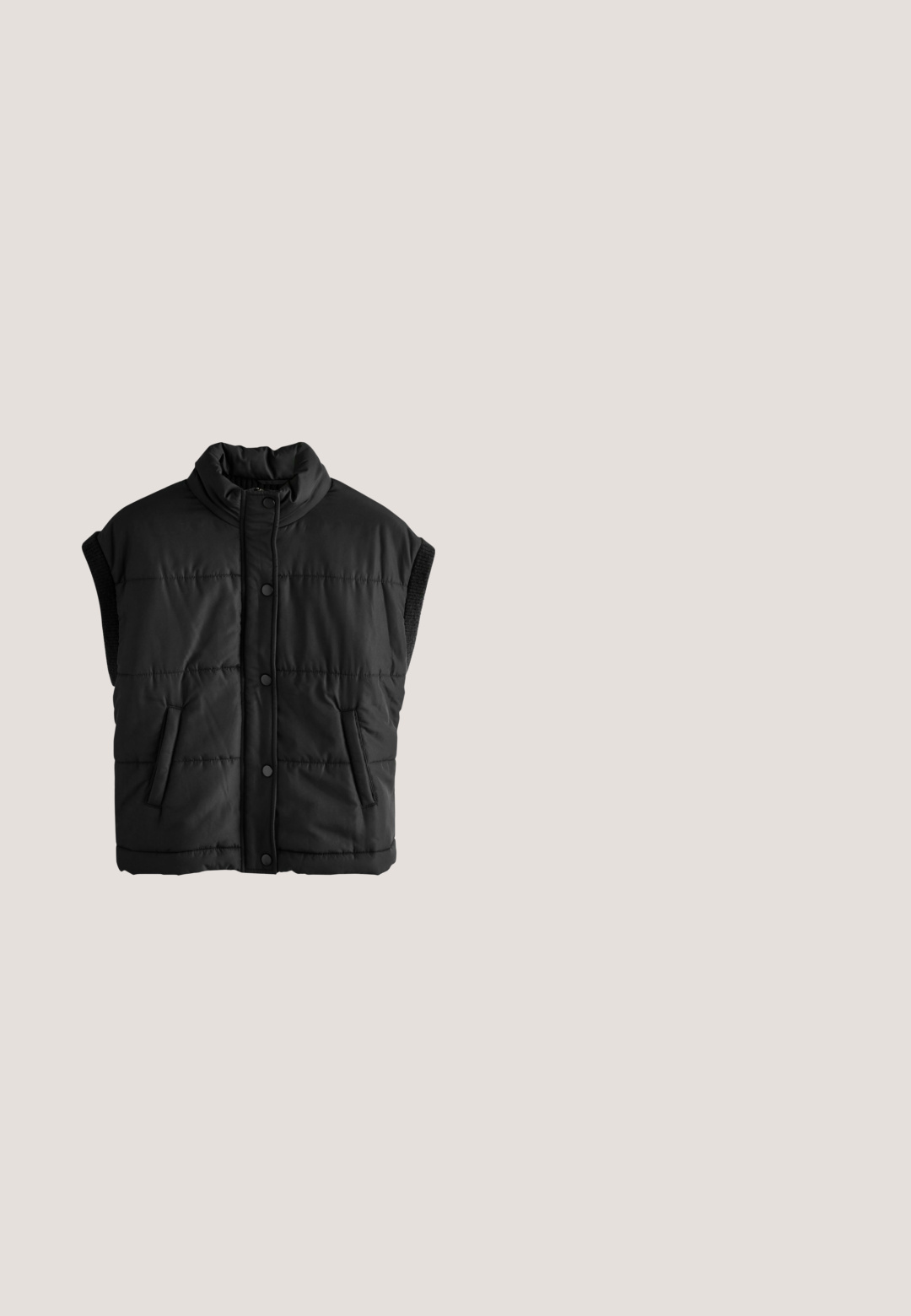 Veste noire à col montant, avec une fermeture éclair à l'avant, des boutons-pression, et une doublure intérieure texturée. Tissu lisse et résistant à l'eau.; Pull en maille gris foncé avec une coupe oversize, présentant un motif géométrique crème de cercles et de rectangles. Conception à col montant.; Chemise noire crop à manches longues portée sur des manches longues blanches avec un col rond, présentée sur un fond blanc uni.; Tissu noir avec une texture lisse et douce, présentant de subtiles plis horizontaux et un motif de tissage uniforme. Aucun motif ou accent visible.; Des chaussures bateau en cuir noir avec un laçage, dotées d'œillets en métal, d'un bout arrondi et d'une semelle en caoutchouc marron clair. Texture lisse sur toute la surface.; Sac fourre-tout en cuir noir avec deux longues poignées, une forme structurée, une texture lisse et un design minimaliste. Aucun élément métallique ou accent visible.