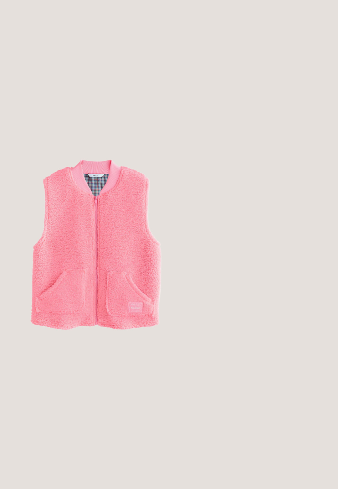 Lyserød fleecejakke med en tekstureret, fluffy overflade. Har lynlås, kængurulomme og et stofmærke med teksten "Monza, Italien."; Rosa stof med grøn tekst "gennem", leopardprint, gyldne stjerner og dekorative pailletter i blå og orange. Rig tekstur og livlige designelementer.; Nærbillede af sammenfoldede lyserøde leggings i fuld længde af jersey med bæltestrop, forlomme og label.; Rosa sneakers med en glat syntetisk overdel, hvid gummisål, snøre-design og FILA-logo på siden. Har en pull-tab ved hælen.; Lyserøde solbriller med rektangulære linser, der har en solid ramme og mørkelyserøde tonede linser. Inkluderer små stjerne accenter på siderne.; Pink skuldertaske lavet af glat syntetisk materiale. Har præget logotekstmønster, dobbelte håndtag og en øverste lynlåslukning.