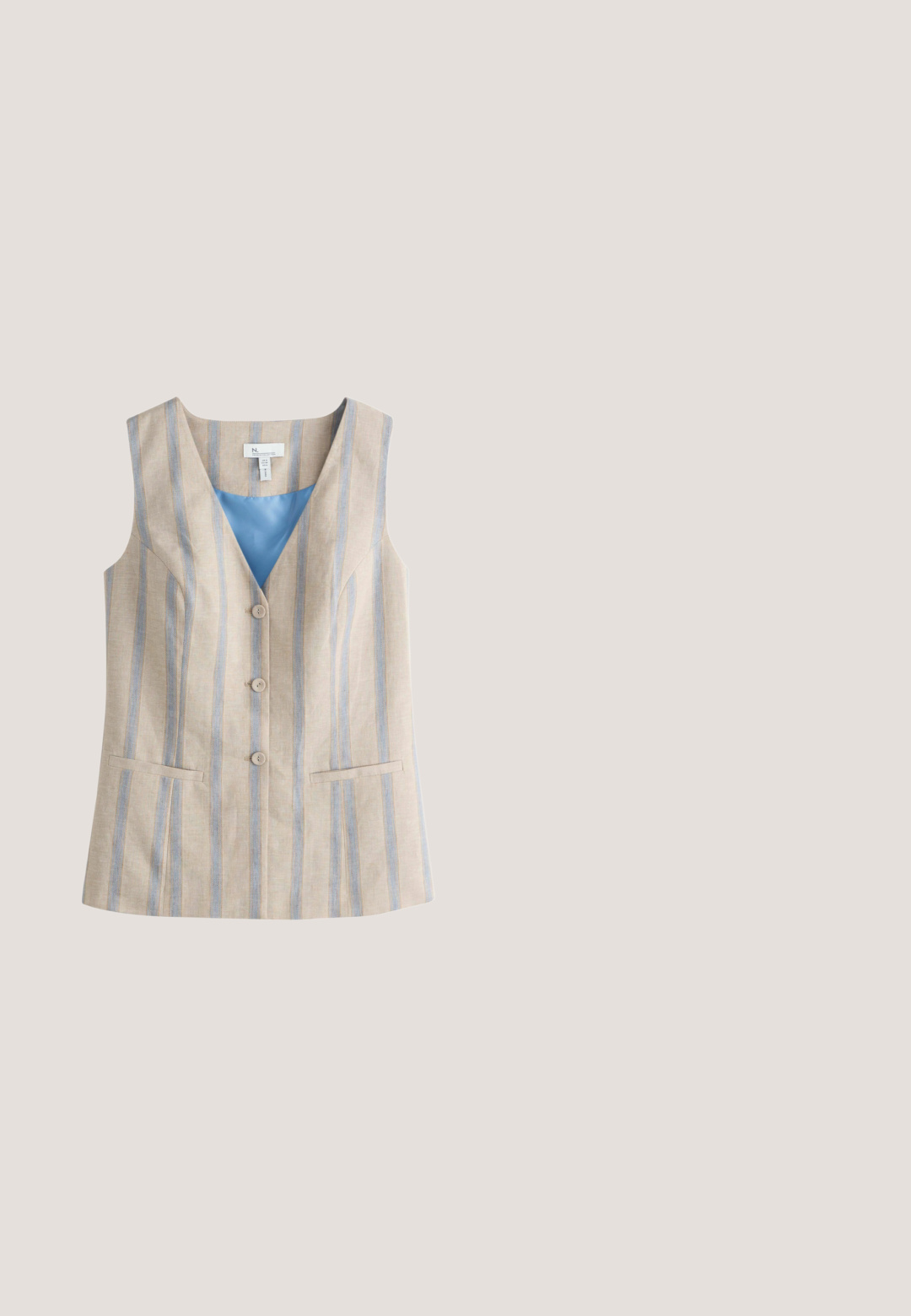 Ærmeløs beige vest med lodrette blå striber, tre knapper foran og to horisontale skrålommer, foret med lyst blåt stof.; Ærmeløs sort bluse med knapper, V-hals og bindeknop foran ved kanten.; Lyseblå denimshorts med forreste knap, lynlås, bæltestropper og femlommers design på hvid baggrund.; Sorte ruskindssandaler med to brede remme med guldtonede spænder, åben tå-design og en flad sort sål med guld accenter.; Vævet shopper taske med marineblå og beige horisontale striber og dobbelte mørkebrune læderhåndtag.; Guld halskæde med store aflange led og en lille justerbar kædeforlængelse med hummerkrog lukning.