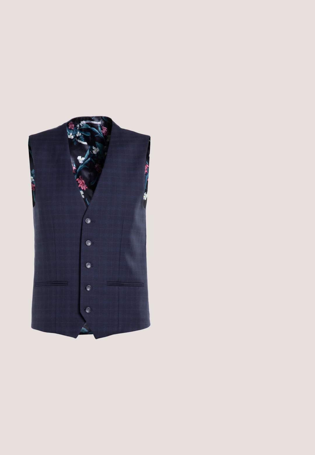 Gilet à carreaux marine avec une doublure en satin à motif floral, présentant un col cranté, cinq boutons et deux poches à l'avant.; Chemise habillée bleu clair à manches longues avec des boutons foncés et un col intérieur à carreaux, boutonnée devant.; Pantalons slim-fit bleu marine en tissu mélangé coton, dotés d'une fermeture à bouton, de cinq poches et de détails de couture subtils.; Chaussure habillée en cuir noir avec un bout pointu et élégant, six lacets et une finition lisse. Présente un petit talon massif et des accents de coutures minimales.; Malette en cuir noir avec des accents bleus, fermoir en métal argenté et une poignée sur le dessus. Elle dispose d'une bandoulière et d'un design rectangulaire élégant.; Ceinture en cuir noir avec une texture lisse et une boucle en métal argenté de forme rectangulaire. Dispose d'une boucle centrale pour le réglage.