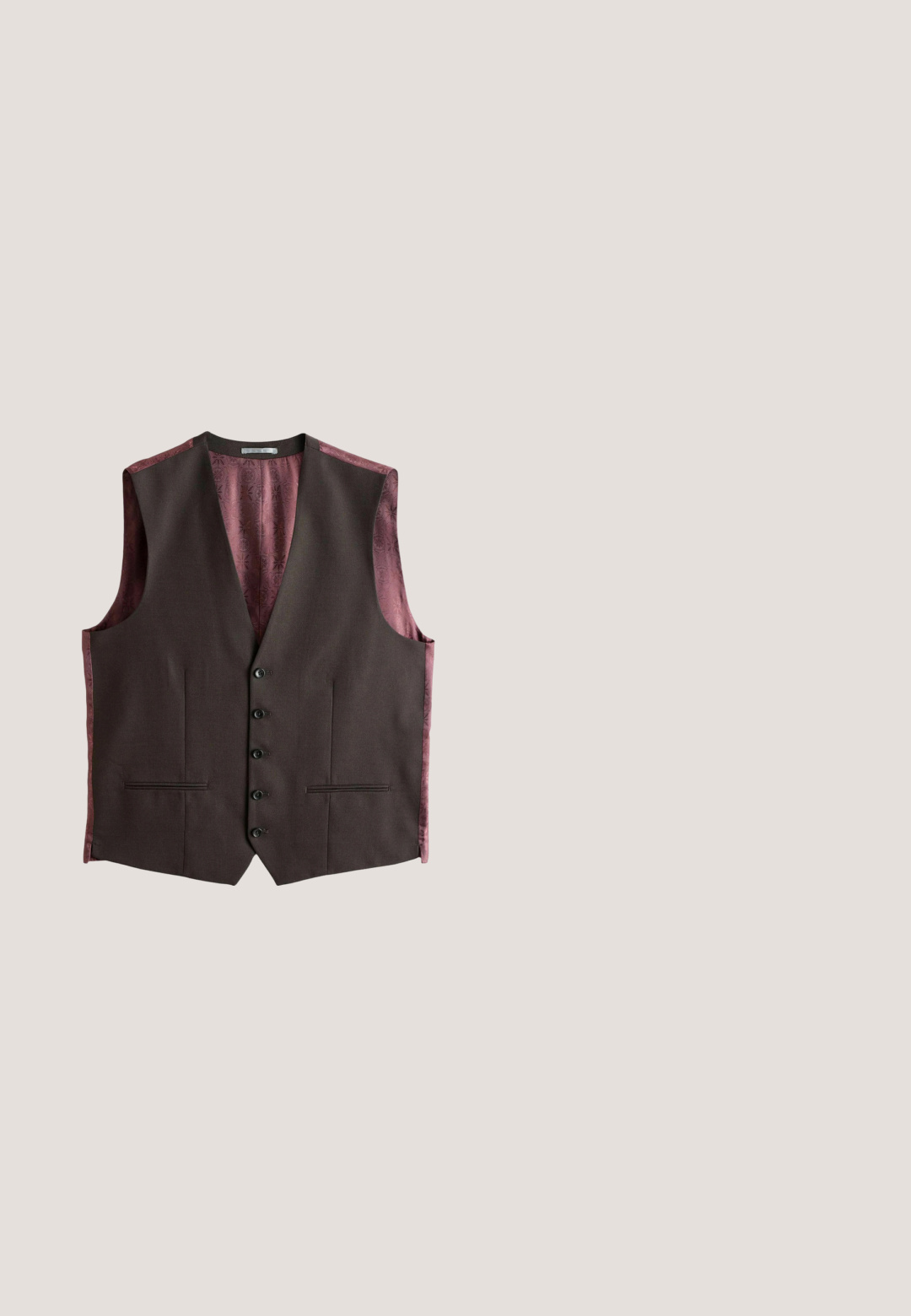 Brun vest med en glat tekstur, ærmeløs design, fem sorte knapper og et mønstret maroon-for, der er synligt ved kraven og armhullerne.; Kortærmet brun skjorte med knapper foran, spredt krave og lige kant, lagt fladt på en hvid baggrund.; Brune afslappede bukser med snøre i taljen, bæltestropper og sidelommer, vist mod en hvid baggrund.; Brune lædersandal med bred stropdesign, åben tå-stil og flad sort sål. Har en glat tekstur og minimal detaljer.; Skildpaddemønstrede rektangulære solbriller med grønne linser. Funktioner inkluderer metalaccenter og "TOM FORD" logoen på siden. Plastikramme.; Brun læder bæltetaske med en tekstureret overflade, der har en frontlynlås lomme og et simpelt, strømlinet design for nem adgang.