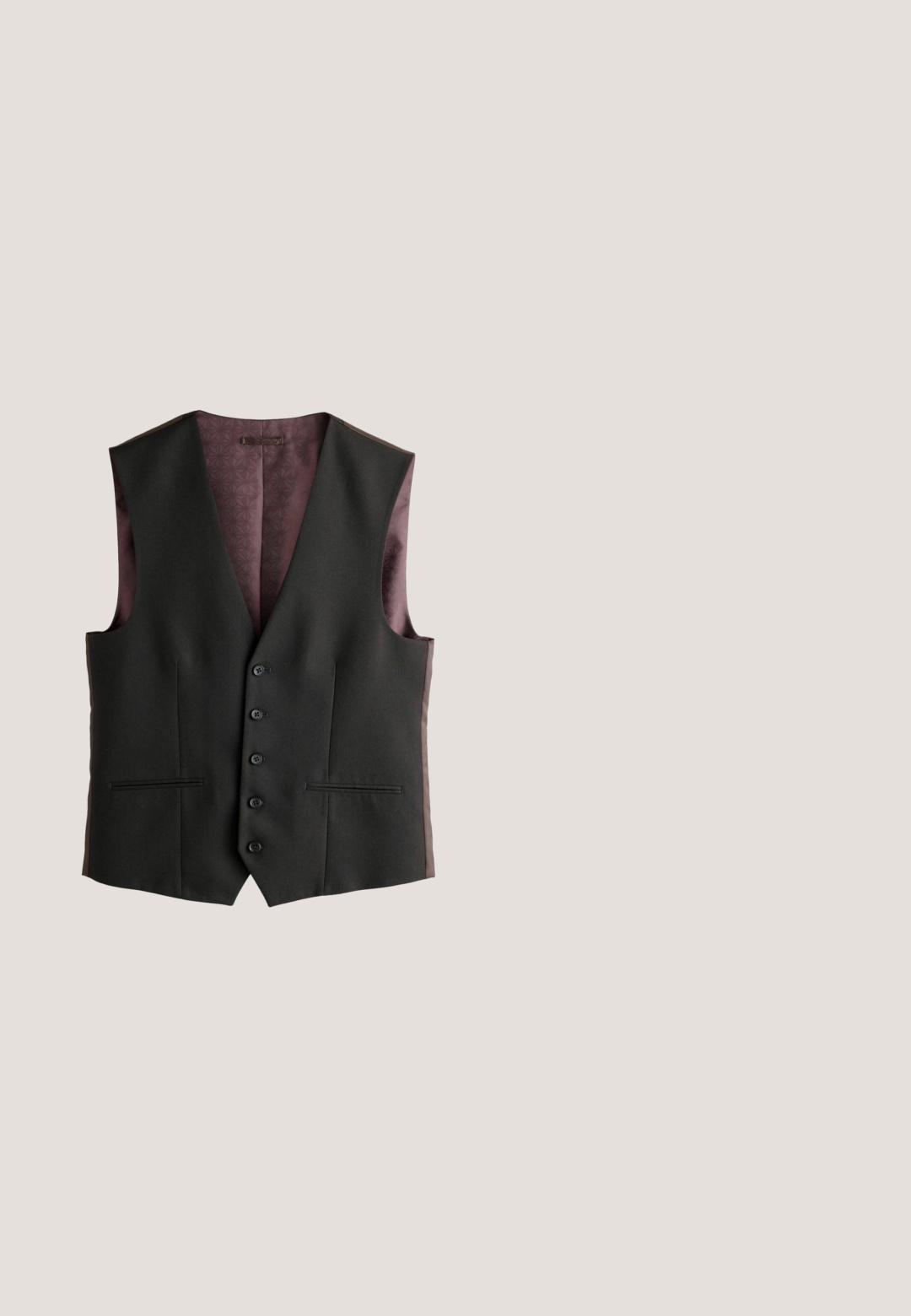 Chaleco formal negro con cinco botones delanteros y dos pequeños bolsillos frontales, mostrando un forro interior oscuro morado con patrón.; Camisa de botones gris claro hecha de una tela suave. Presenta un cuello clásico y un escote interior con un patrón floral. Mangas largas con puños de botón.; Pantalones grises a medida con un sutil patrón de cuadro, tejido texturizado y pliegues delanteros, presentando una cinturilla con pasadores para cinturón.; Mocasines de cuero negro con un diseño elegante, que presentan una textura suave, punta afilada y herrajes decorativos en la parte frontal.; Gafas de sol rectangulares negras con lentes verde oscuro y un pequeño logo de Polo en la patilla, colocadas sobre un fondo blanco.; Bolso de mano negro texturizado con doble asa superior y una correa desmontable. Presenta un diseño geométrico y un bolsillo frontal con tapa.