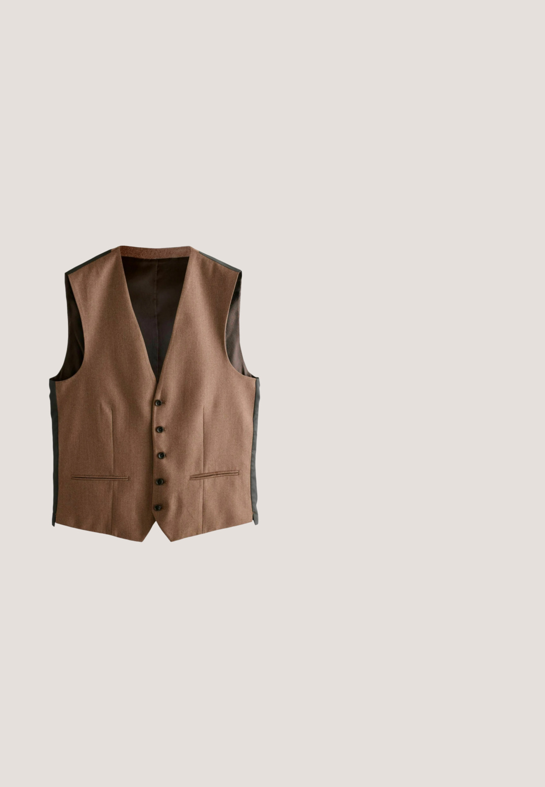 Brun uldvest med V-hals, fem knapper og sidelommer. Sorte stofdetaljer på siderne og foer. Glat tekstur og skræddersyet design.; Brun turtleneck sweater lavet af blødt stof. Har lange ærmer og en afslappet pasform med ribbet krave og søm.; Brun og beige ternet langærmet skjorte med knapper, to frontlommer med klap og krave.; Brune corduroy bukser med et lige ben-design, der har en frontlukning med knap og to sidelommer. Tekstiler med ribbet mønster.; Mørkebrun læder wingtip brogue sko med dekorative perforeringer, snørelukning og træsål med lagdelt hæl.; Brun læder messenger taske med flaplukning, sølvhardware, to frontspænder og en aftagelig skulderrem. Glat tekstur.