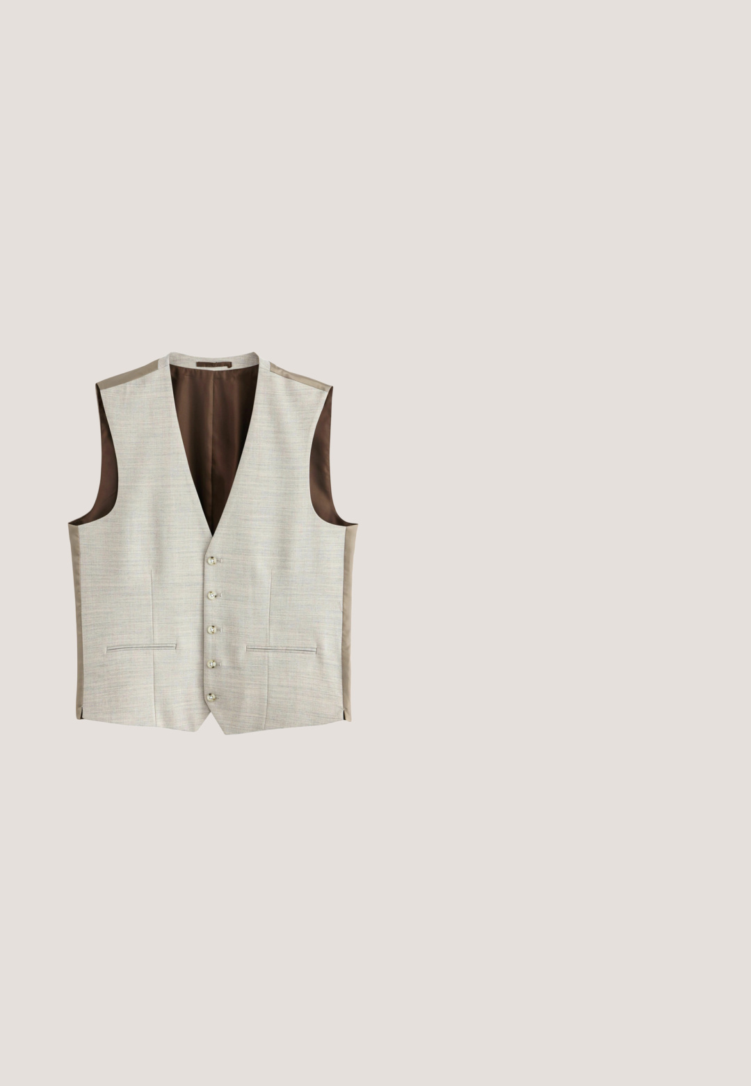 Beige stof met een gladde textuur, voorzien van een metalen gesp en een gedeeltelijk opgevouwen band. Naaddetails zijn zichtbaar.; Mouwloos gebreid vest in lichtbeige met een ronde halslijn en een getextureerd opengeweven patroon.; Beige rechte broek met knoop- en ritssluiting, riemlussen en voorzakken, gemaakt van lichtgewicht stof.; Beige suède klomp met een gebogen vorm, verstelbare metalen gesp en een getextureerde kurken voetbed. De buitenzool heeft een getande rand voor grip.; Rechthoekige zonnebril met doorschijnende olijfgroene montuur en geleidelijke donkere roze lenzen, gefotografeerd van voren op een witte achtergrond.; Zwarte leren rechthoekige toilettas met ritssluiting en kleine zijlus, afgebeeld tegen een witte achtergrond.