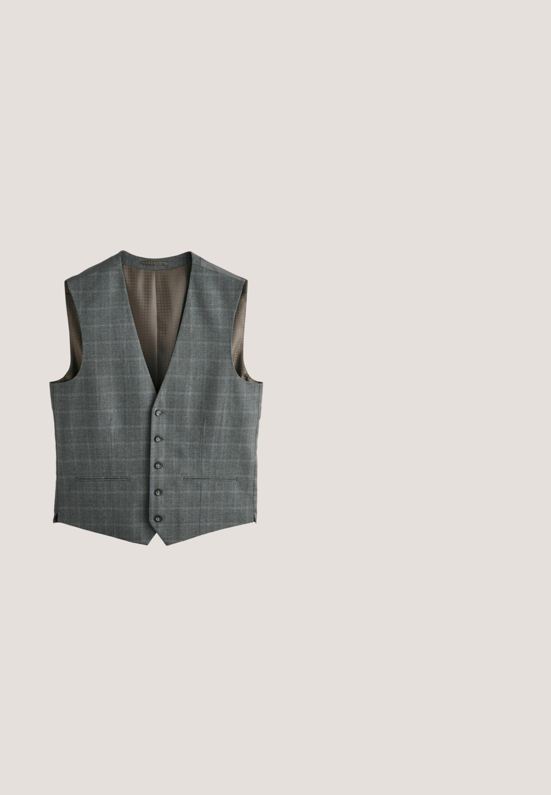Gråternet vest med V-halsdesign, forsynet med seks frontknapper og to sidelommer. Indersiden har et glat, mønstret fôr.; Hvid skjorte med lange ærmer, spredt krave og knapmanchetter, vist forfra på en ensfarvet lysegrå baggrund.; Grå skræddersyede bukser med en glat tekstur, lige pasform og en diskret detalje med en frontlomme. Taljen er pænt afsluttet.; Sorte læderdress sko med en glat finish, rund tå, lav hæl og snørelukning. Har minimalistiske detaljer for et elegant udseende.; Gråt slips med en tekstureret finish, der har et gentaget mønster af små hvide firkanter omgivet af grå kant. Smal bredde med spids ende.; Sort læderbælte med en glat tekstur, der har en sølvmetal spænde og sydet detaljer langs kanterne.