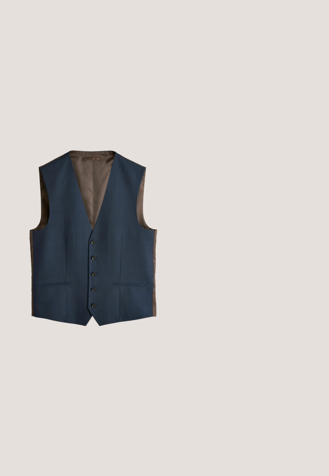 Chaqueta de traje azul marino con un tejido texturizado, dos botones negros y un forro interior marrón liso. Diseño sutil de cuadros visible.; Suéter de punto azul marino con escote redondo, puños y dobladillo acanalados. Presenta un pequeño logotipo bordado en el pecho y un cuello interior verde.; Camisa de vestir para hombre de manga larga en azul marino oscuro con botones, cuello puntiagudo y puños abotonados sobre un fondo gris claro.; Pantalones de corte naval confeccionados en tejido texturizado. Cuentan con cierre de botón, trabillas para cinturón y piernas rectas. Sin bolsillos visibles.; Mocasines de cuero negro con punta redonda, costuras detalladas y un tacón cuadrado bajo. Textura suave y diseño minimalista.; Cinturón de cuero negro texturizado enrollado con hebilla rectangular de metal negro mate sobre un fondo blanco liso.