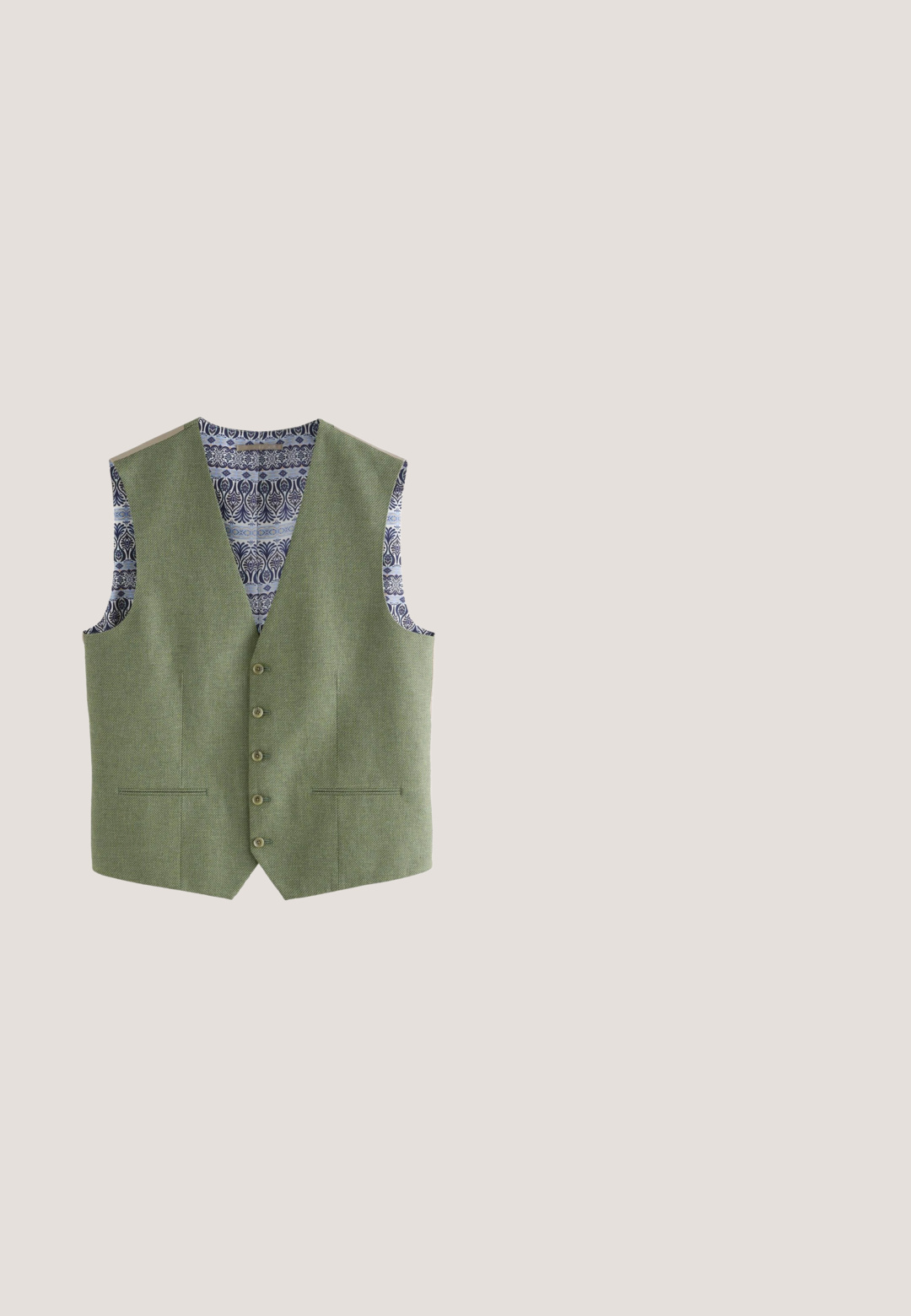 Grüne strukturierte Weste mit Knöpfen, zwei Vorderentaschen und gemustertem blau-weißem Futter.; Beige gestrickte Strickjacke mit Schalkragen, fünf dunklen Knöpfen, strukturiertem Stoff und zwei vorderen Taschen. Lange Ärmel mit gerippten Bündchen.; Selected Flannel - Hemd - pure cashmeredetail:mixed w. oatmeal; Braune Herrenanzughose mit dezentem Karomuster, Knopfverschluss, Seitentaschen und Gürtelschlaufen, flach auf weißem Hintergrund liegend.; Braune Leder-Schnürschuhe mit Broguedetails, einer runden Zehenform und einem soliden schwarzen Absatz, die eine glatte Textur und ein klassisches Design aufweisen.; Braune Leder-Umhängetasche mit einem Klappenverschluss, silbernem Zubehör, zwei vorderen Schnallen und einem abnehmbaren Schultergurt. Glatte Textur.