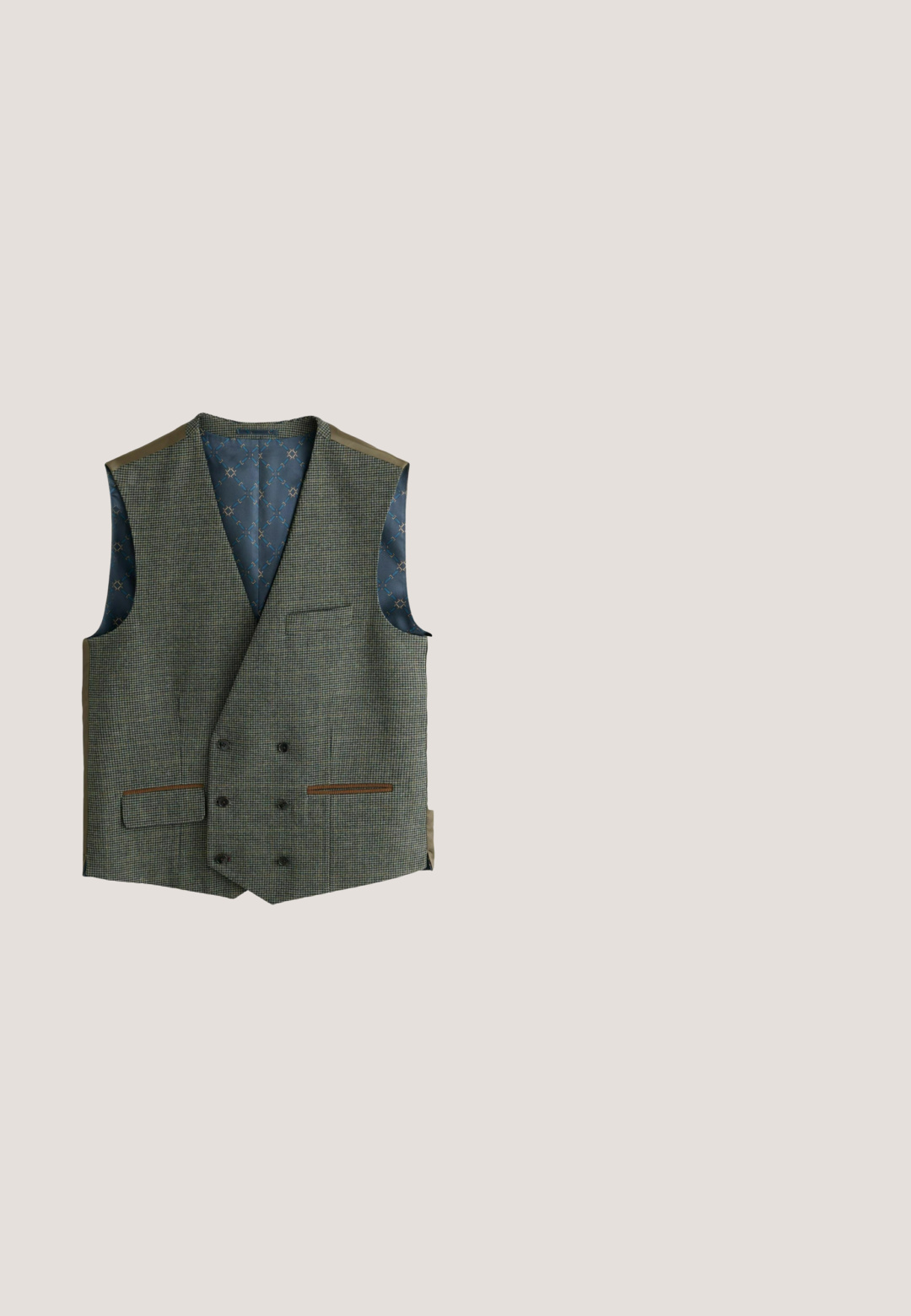 Chaleco cruzado de tweed para hombre con estampado de cuadros, ribete marrón en los bolsillos y forro interior azul con estampado.; Suéter de cuello alto de punto trenzado verde oscuro con patrones de diamantes y trenzas, puños y dobladillo acanalados.; Pantalones marrones de talle alto confeccionados a medida con pliegues, pestañas ajustadoras laterales, cierre de botón y bajos con puños.; Zapato de vestir para hombre de cuero marrón con cierre de cordones, punta con tapa y tacón ligero sobre fondo blanco.; Pañuelo de seda a cuadros en marrón y beige con un borde marrón liso sólido y el logo "Polo by Ralph Lauren" en la esquina.; Bolso de cuero marrón con superficie texturizada, doble asa superior y correa desmontable; cuenta con cierre de cremallera y bolsillos frontales.