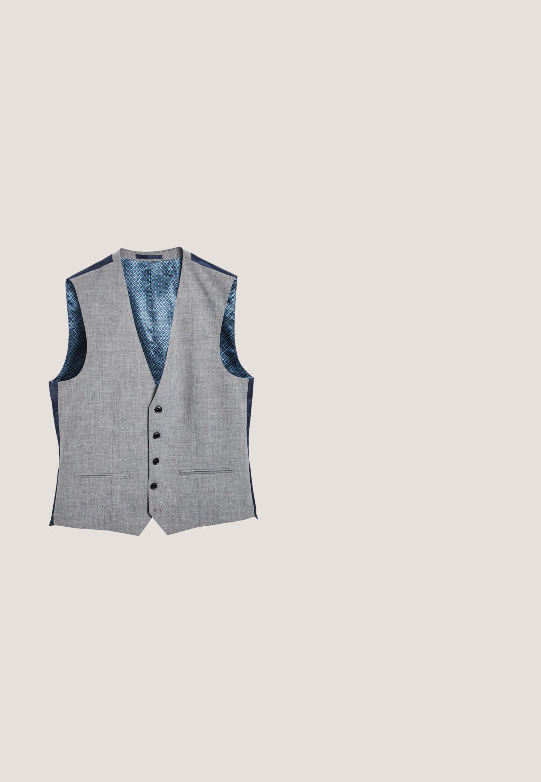 Grå vest med et tekstureret stof, prydet med for i blå mønstret satin, seks sorte knapper og to frontlommer.; Marineblå langærmet skjorte med knapper lavet af vævet stof, med klassisk krave, lige pasform og frontlukning med knapper.; Next Habitbukser - light blue; Sort tekstureret læder herre penny loafer med lav hæl og rund tå, sideprofil på hvid baggrund.; Mørkeblå slips med små flamingo-mønstre og en glat tekstur, parret med en lys pink lommetørklæde i et blødt, glinsende stof.; Sort læderbælte med en glat overflade, der har en sølv rektangulær spænde og dobbelt prong detalje. Klassisk og alsidig design.