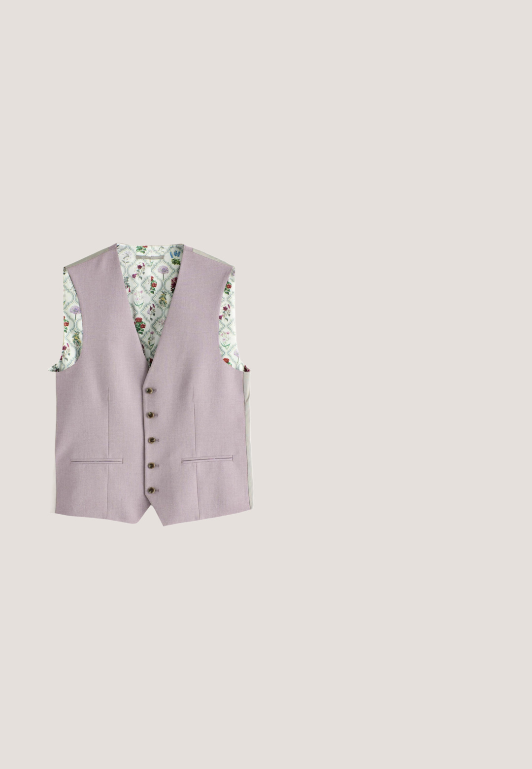 Chaleco morado claro con solapa, cinco botones, dos bolsillos frontales y un forro con estampado floral. Tejido suave con corte estructurado.; Camisa blanca de manga larga con botones y cuello, mostrada extendida sobre un fondo blanco.; Pantalones de traje negros con un ajuste entallado, piernas rectas, pasadores para cinturón y sin patrones o adornos visibles. Diseño clásico.; Mocasín de cuero negro con una silueta curva, detalles cosidos a lo largo del borde y una suela plana de goma para tracción.; Gafas de sol negras con lentes verdes, en forma de ojo de gato notablemente redondeada. Montura negra delgada con acentos metálicos en las patillas.; Bolsa de deporte negra con dos asas superiores, bolsillo frontal con cremallera y correa de hombro ajustable, mostrada sobre un fondo blanco liso.