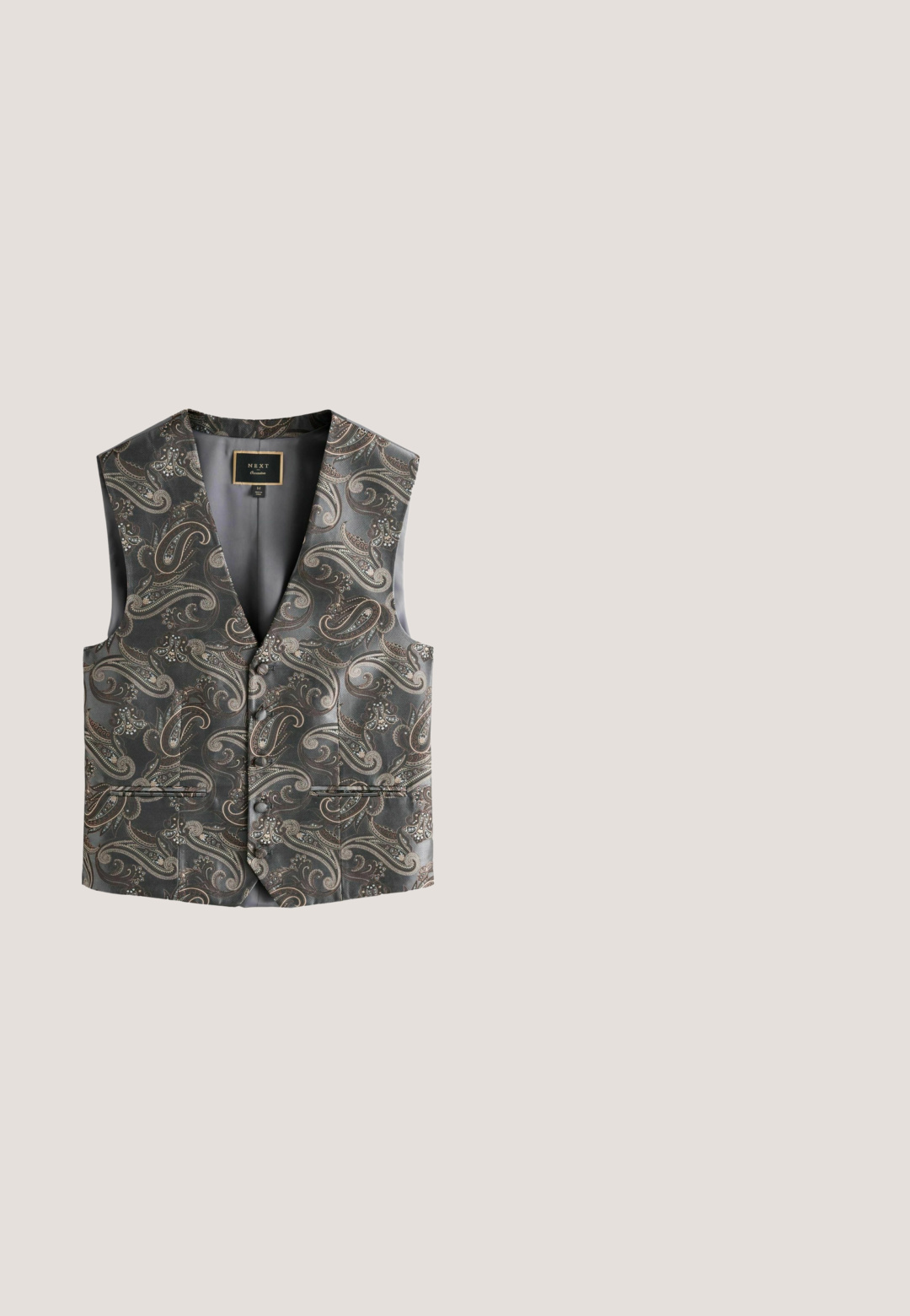 Grå vest med paisley-mønster og satinfinish, V-hals, fem knapper og to frontlommer. Har detaljeret design og intrikate detaljer.; Jack's Sportswear STRIPED  - Skjorter - army; Lysebeige bukser med vide ben med tynde lodrette striber, forreste knap, bæltestropper og lynlås foran, lagt fladt på hvid baggrund.; Brune læder loafers med en mokkasin-stil tå, detaljeret syning, lav hæl og en glat finish, der fremviser et klassisk design.; Rødt slips og matchende foldet lommetørklæde med subtilt prikket mønster lagt fladt på hvid baggrund.; Strellson Attachetasker - dark brown