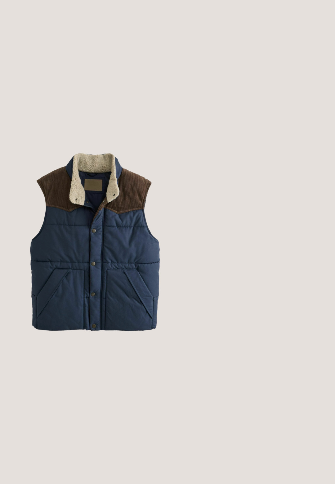 Mørkeblå vatteret vest med brun fløjls skulderstykke, frontknapper, skrå lommer og cremefarvet sherpa-foring på kraven.; Beige langærmet pullover med en kvart lynlås og et lille broderet logo på venstre bryst, med ribkanter ved ærmer og kant.; Langærmet polo i cremefarve med grønne, marineblå og brune vandrette striber, med klassisk krave og broderet logo på brystet.; Mørkeblå denim jeans med lige ben, knap- og lynlåslukning samt forlommer. Glat tekstur og minimal falmning.; Brun og beige atletisk sko lavet af ruskind og mesh-materialer, med en gummisål, snørebånd og et logo på siden.; Mørkebrun læder crossbody taske med justerbar rem, forreste lynlåslomme og metal logo "ALDO" på nederste front.