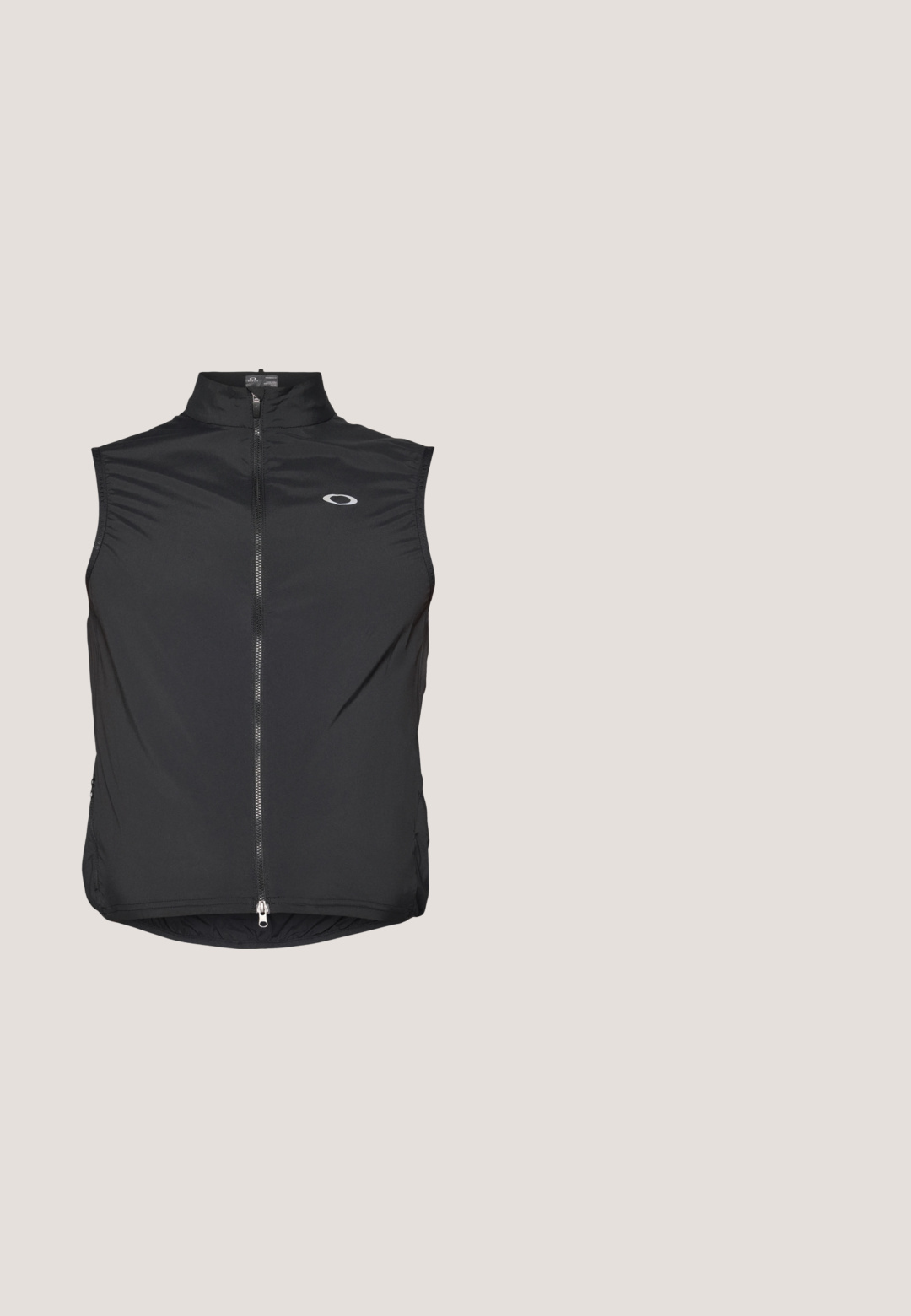 Sort ærmeløs vest lavet af letvægtsstof, med høj krave og lynlås foran, samt et lille logo på brystet.; Lyse neongrøn ærmeløs Nike løbetop med reflekterende swoosh-logo på venstre bryst mod hvid baggrund.; Blågrønne atletikshorts med elastisk linning, sorte sidepaneler og et reflekterende Nike-swoosh på det nederste højre ben.; Lysegrå atletiksko med tyk, skulptureret sål og mønstret overdel, med et stiliseret "N" logo på siden.; Sportssolbriller med omsluttende form, enkelt grønligt spejlglas og sorte kantede stel og stænger.; Par sorte læderhandsker med perforeret lap på bagsiden, justerbar rem med knap og blød inderforing.