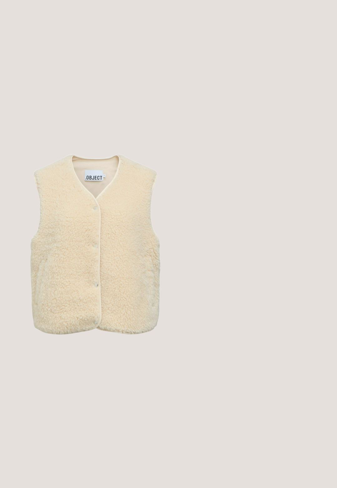 Gilet sans manches couleur crème en tissu sherpa doux et texturé avec des boutons-pression à l'avant et un col en V.; Pull beige clair à manches longues avec une petite poche avant en bas à droite et un col rond haut.; Pantalons larges, beige clair, en tissu doux et texturé avec une taille élastique et sans matériel ou motifs visibles.; Bottine en daim marron avec une couture décorative crème le long du bord supérieur et un détail de logo métallique sur le côté extérieur. Semelle plate.; Lunettes de soleil surdimensionnées en écaille de tortue avec des verres dégradés. La monture a une finition brillante et des accents en métal doré sur les branches.; Sac à main rectangulaire beige en fourrure avec des poignées marron et le nom de la marque "LIU JO" embossé sur le devant.