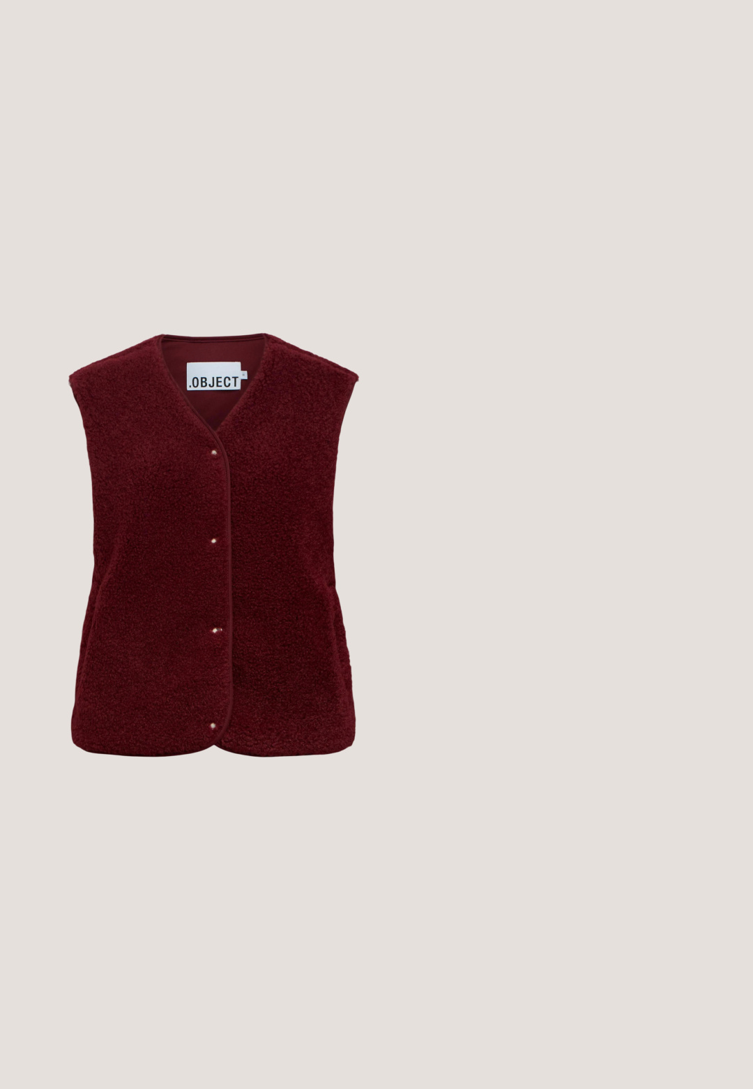 Veste sans manches bordeaux en polaire avec boutons-pression et col en V, avec une étiquette visible à l'intérieur de l'encolure.; Haut à manches longues bordeaux en tissu texturé, avec un motif de roses et des détails froncés à la taille pour une silhouette ajustée.; Pantalons en satin bordeaux fluides avec un design à jambes larges, dotés d'une taille élastique et d'une texture lisse. Pas de poches visibles ni de décorations.; Bottine en cuir bordeaux à bout pointu et silhouette élégante, dotée d'un talon stiletto haut et d'une texture lisse.; Sac à main rectangulaire rouge avec de petits clous ronds dorés en rangées et une seule bandoulière noire avec un détail de tirette de fermeture éclair.; Paire de boucles d’oreilles marron en forme de rose ornées de petits strass transparents sur fond blanc.