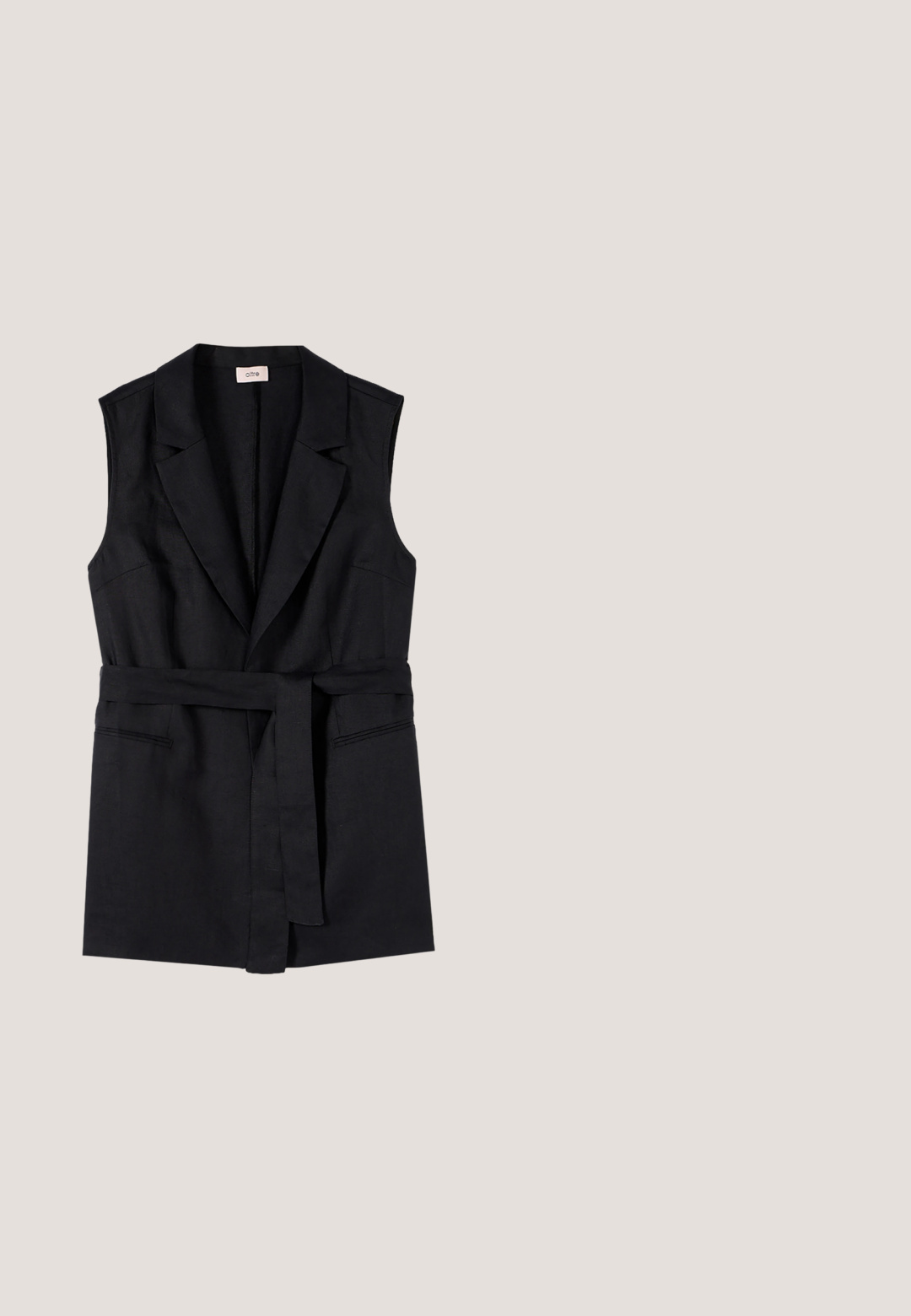 Zwarte mouwloze blazer met reverskraag en bijpassende stoffen ceintuur gestrikt in de taille, met twee horizontale steekzakken.; Witte t-shirt met korte mouwen, zwarte horizontale strepen, ronde hals en een ontspannen pasvorm. Gemaakt van lichte, zachte stof.; Zwarte op maat gemaakte shorts met plooien, voorzien van een slanke zwarte riem met een gouden gesp. Gemaakt van een soepele stof, die een verfijnde uitstraling biedt.; Zwarte leren mule-sandaal met hak, met gekruiste bandjes en een blokhak van gemiddelde hoogte op een witte achtergrond.; Zwarte zonnebril met vierkante brilrand, donker verlopende glazen en gouden decoratieve accenten op de pootjes.; Zwarte leren handtas met een gestructureerde vorm, dubbele handvatten aan de bovenkant, accenten van goudkleurig beslag en een gestructureerd oppervlak.