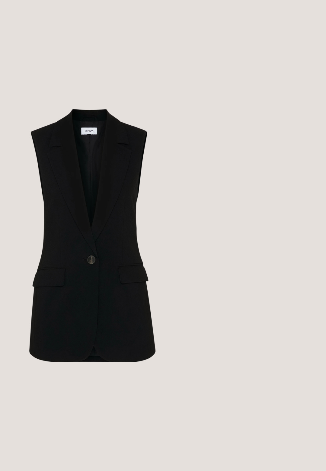 Sorte ærmeløs vest med skræddersyet design, der har en enkelt knaplukning, strukturerede revers og sidelommer.; Sort bluse med høj hals og nøglehul detalje. Korte blondeærmer og en glat stoffinish. Simpelt design med en tætsiddende form.; Sorte bukser med brede ben, flad front, to plisser og sidelommer. Fremstillet af glat stof med en struktureret linning.; Sorte, kraftige sandaler med blank overflade og to justerbare stropper, båret med sorte sokker. Ligger på et struktureret trægulv.; Sort læder clutch taske med rektangulær form, glat tekstur, tynd skulderrem og minimalistisk design.; Sort læderbælte med en glat overflade, der har en metal sølv spænde og en tilspidset ende. Enkel, klassisk design.