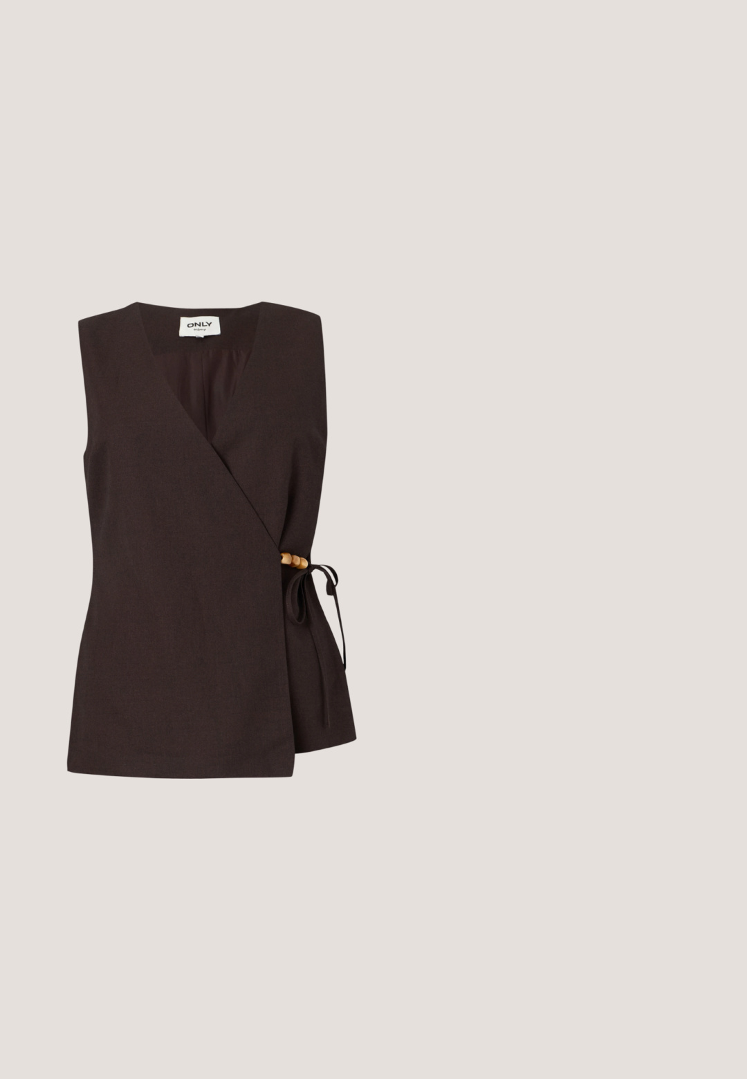 Gilet sans manches marron foncé portefeuille avec col en V et fermeture à nouer sur le côté avec détails en perles de bois.; Chemise marron à manches longues avec col et boutonnage devant, présentant un motif découpé en dentelle florale sophistiqué sur la moitié inférieure et l'ourlet.; Pantalon large marron avec taille élastique et détails complexes en dentelle florale ajourée le long des jambes basses et des ourlets.; Chaussure femme à bout pointu, talon compensé imprimé léopard, bride arrière avec boucle sur fond blanc.; Sac à main en cuir tressé marron avec une bandoulière unique et un dessus incurvé sur fond blanc uni.; Pince à cheveux en plastique marron comportant trois sections en forme de fleur, chacune avec un centre circulaire, sur un fond clair et uni.