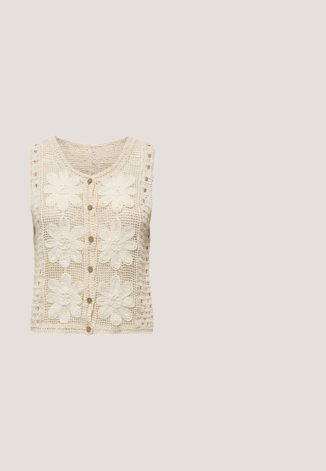 Gilet en crochet couleur crème avec six grands motifs floraux et six boutons devant, sans manches avec un design en maille ouverte.; Blouse crème sans manches avec bords festonnés sur les manches et l'ourlet, petits boutons devant et encolure en V.; Shorts taille haute couleur crème avec motif en dentelle florale et ceinture élastique, conçus pour un port décontracté.; Sandale plate marron avec œillets dorés sur la large bride supérieure et un petit talon empilé.; Lunettes de soleil rectangulaires en écaille de tortue avec des montures épaisses et des verres teintés marron, présentées de face sur un fond blanc.; Sac fourre-tout tissé marron foncé avec deux bretelles et un pompon décoratif avec de petits coquillages suspendu à une bretelle.