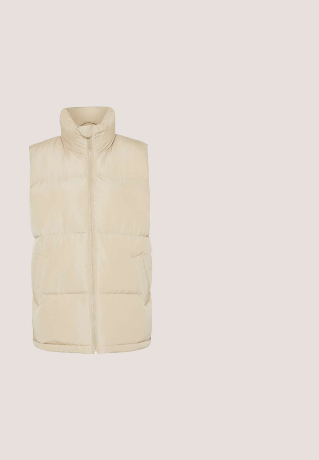 ONLY ONLCALI PUFFERWAISTCOAT - Vesta - humus; Mikina s kulatým výstrihom v odtieňoch smotanovej, vyrobená z príjemnej zmesi bavlny. Má dlhé rukávy, voľný strih a rebrované lemy a manžety.; Weekday ADISA SUITING TROUSER - Kapsáče - mole medium dusty; Vysoké tenisky vyrobené z krémovej kože so zlatými očkami a textúrovaným povrchom. Majú gumovú podrážku a zaoblenú špičku.; Béžová prešívaná kabelka so zakriveným tvarom, zlatými kovovými doplnkami a jedným ramenným popruhom. Obsahuje zips a nenápadné logo.; Zlaté kruhové náušnice s hladkým, lesklým povrchom. S polkruhovým tvarom a bezpečným zapínaním na kolík.