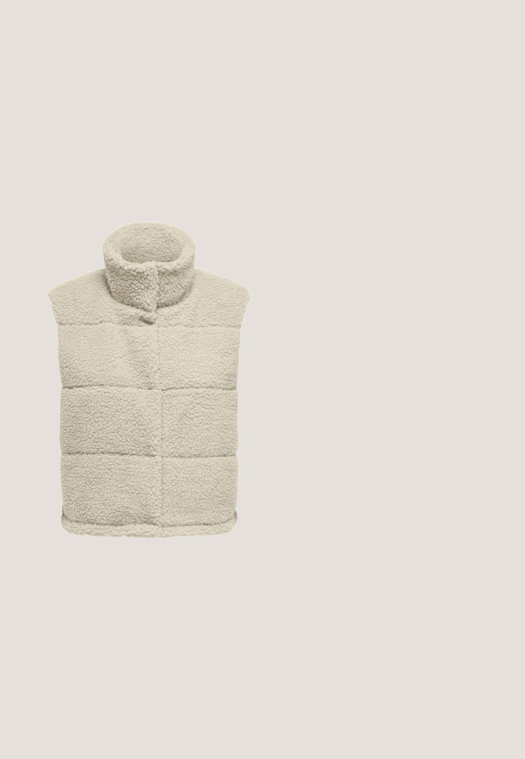 Gilet en polaire beige avec col montant, design matelassé et surface douce et texturée. Sans manches, il présente une seule fermeture au niveau du cou.; Haut sans manches crème avec un design plissé, col montant et une fermeture à bouton en forme de trou de serrure au dos. Texture lisse et tissu léger.; Jupe tricotée de couleur beige clair avec une texture à côtes verticales, longueur genoux avec une taille élastique et une coupe droite.; Sandale à talon avec lanières en métal doré clair, à design noué, bout ouvert et talon bloc. Détails en tissu texturé et bride ajustable à la cheville.; Lunettes de soleil écaille de tortue avec une monture carrée, verres marron, et détail logo doré sur la branche. Branches plates avec une finition brillante.; Sac fourre-tout en toile beige avec des poignées courtes, une bandoulière blanche ajustable et "DKNY New York" imprimé en grandes lettres blanches.