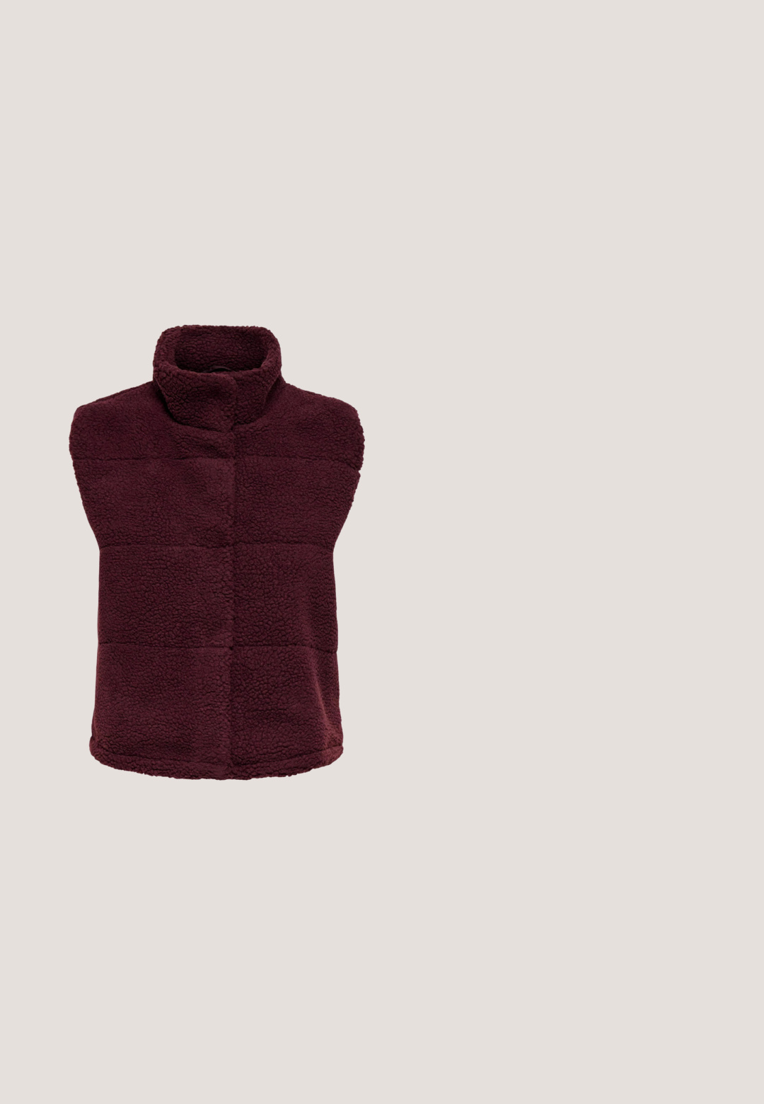 Ærmeløs bordeaux fleecevest med høj krave og tekstureret, blødt stof, designet til varme og lag-på-lag.; Bordeaux sweatshirts med et geometrisk hvidt stjernes mønster. Ribbet rund halsudskæring og manchetter. Blød tekstur og afslappet pasform.; Mørkelilla kordfløjls-knap-op-skjorte med lange ærmer, to brystlommer og en krave.; Vinrøde vidde-svedbukser med elastisk taljebånd og justerbar snor, med sidelommer og et subtilt logo på højre lår.; Burgunderfarvet lavtop sneaker med tekstureret side, guld lynlåse, logodetalje og tyk beige gummisål.; Kompakt mørk bordeaux skuldertaske med dobbelte håndtag, front lynlåslomme og justerbar rem på hvid baggrund.