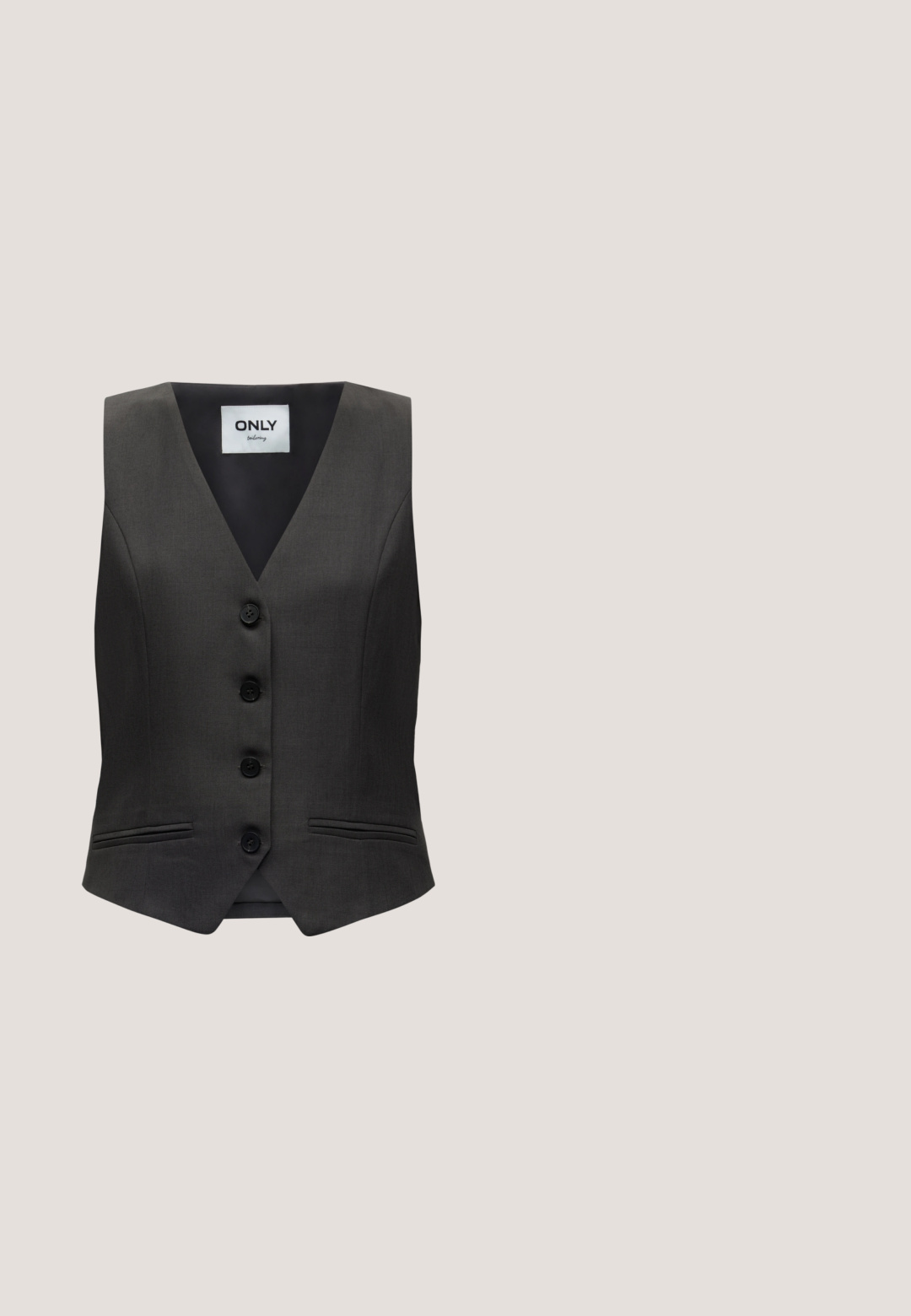 Donkergrijze mouwloze gilet met knopen, V-hals en twee voorzakken met bies, voorzien van label "ONLY" binnenin de kraag.; Zwarte langemouwen turtleneck shirt gemaakt van gladde stof; aansluitend ontwerp met een hoge kraag en geen zichtbare naden. Eenvoudige, effen kleur.; Grijze op maat gemaakte broek met hoge taille, voorplooien, riemlussen, knoopsluiting en rechte wijde pijpen.; Zwart leren Mary Jane-schoen met gespsluiting, geplaatst op een gestructureerd blauw tapijt, met een wazige grijze gestoffeerde bank op de achtergrond.; Zwarte leren handtas met dubbele handvatten en een afneembare schouderriem met gouden gesp, geplaatst tegen een effen witte achtergrond.; Zilverkleurige stervormige oorringen met een gladde, gepolijste afwerking op een effen witte achtergrond.