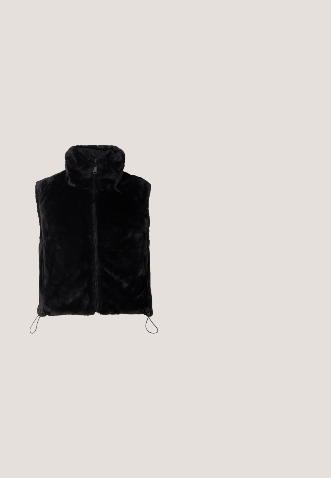 Zwarte nepbont vest met een hoge kraag en voorrits. Heeft trekkoorddetails aan de onderrand voor een verstelbare pasvorm. Zachte textuur.; Langsleeve top met een zwart-grijs zebra streep patroon, gemaakt van lichtgewicht mesh materiaal met een ronde halslijn.; ONLY ONLWAUW MID WAIST FLARED - Flared Jeans - washed black; Zwarte kittenheels met een puntige neus, bovenwerk van kant, gegolfde rand en een omslagsluiting rond de enkel met een gesp.; Zwarte leren handtas met een gladde textuur. Beschikt over een verstelbare schouderband en een strak, minimalistisch ontwerp met een ritssluiting.; Een paar glanzende zilveren oorringen met dunne draadafsluitingen, getoond op een lichtgrijze achtergrond.