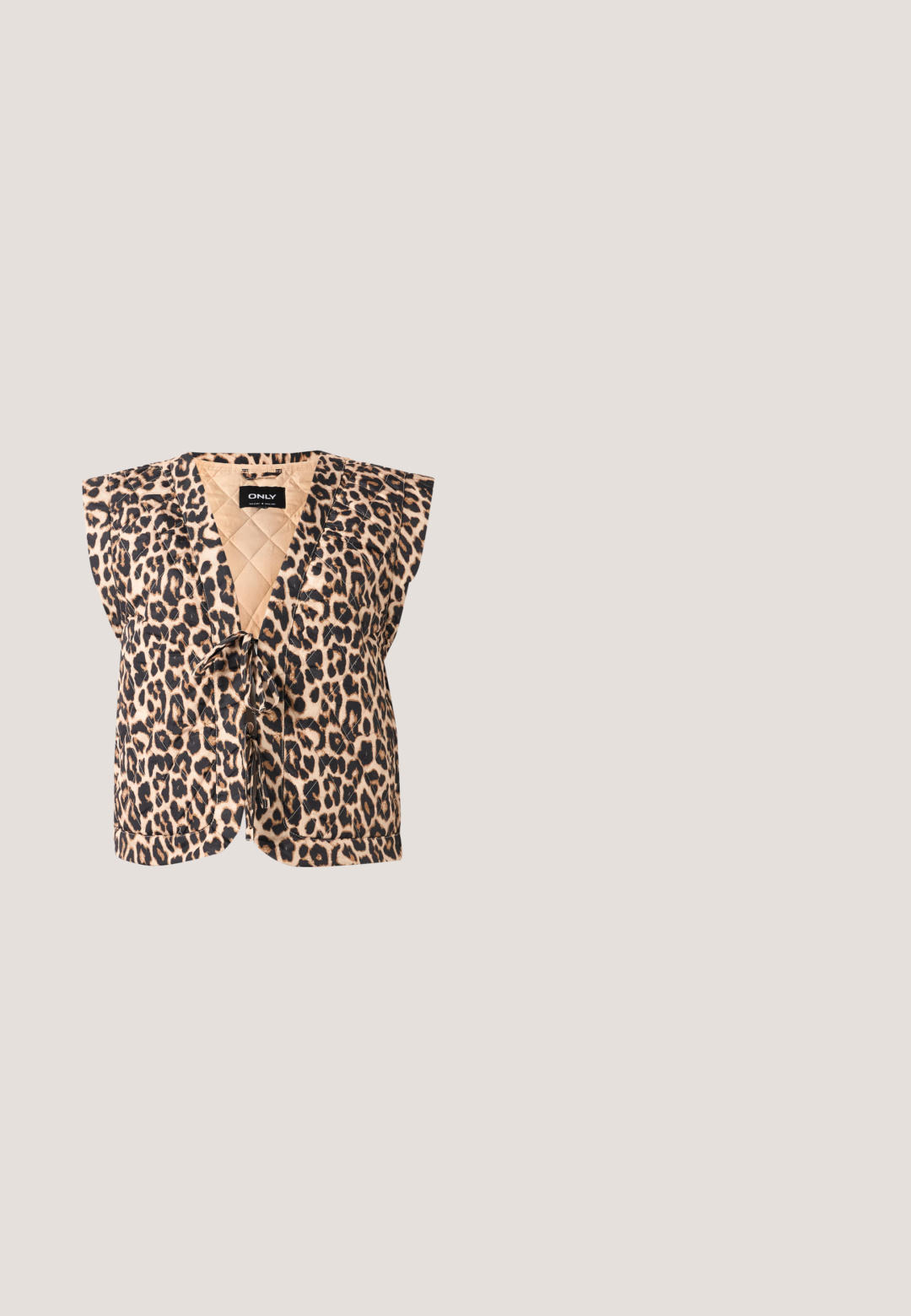 Mouwloze gewatteerde vest met luipaardprint, V-hals en voorknoopsluiting in beige, bruin en zwarte tinten.; Grijze t-shirt met een luipaardprint in goud en zwart, met de tekst "LA vibes" in een centraal vierkant op de voorkant. Korte mouwen.; Zwarte, textuurvolle, wijde broek met een elastische tailleband en verstelbare trekkoord; ontworpen voor comfort en een ontspannen pasvorm.; Zwarte leren platte schoen met een spitse neus, geplooide details rond de opening en een zilveren gespaccentueerde verstelbare band.; Zwarte leren handtas met gouden gesp en klinknagel details, korte handvatten en een verstelbare schouderriem op een effen witte achtergrond.; Oorbellen in goudkleur met een abstracte, organische vorm, voorzien van een gestructureerd oppervlak en een sluiting met oorstekers.