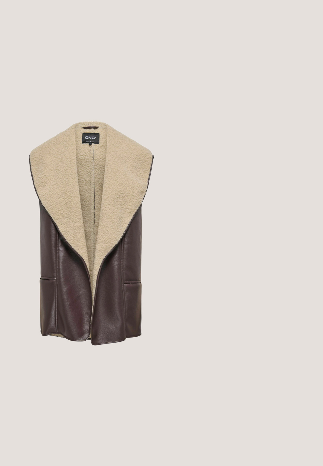 Gilet en cuir marron avec un large col en shearling beige doux. Présente une ouverture à l'avant et deux poches latérales. Texture lisse et design contemporain.; Pull duveteux couleur crème avec grands pois noirs, manches longues, poignets, ourlet et encolure ronde côtelés.; T-shirt blanc moulant à manches courtes avec col rond, étiquette rose JJXX à l'intérieur du col, présenté sur un fond uni.; Jean flare en denim bleu foncé avec taille haute, poches avant et coutures jaunes contrastantes. Les bas évasés s'élargissent progressivement.; Escarpin slingback à talon haut, rouge foncé brillant avec bout pointu, présenté sur une surface en cuir argenté capitonné et brillant.; Sac à bandoulière en cuir marron avec un fond incurvé et une sangle réglable sur un fond clair uni.