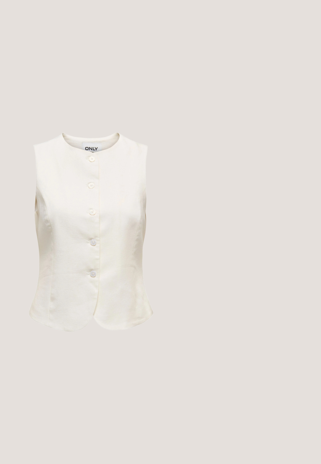 Chaleco sin mangas de color crema con botones, cuello redondo y dobladillo ligeramente curvado, marcado con la etiqueta "ONLY" en el interior del cuello.; Top sin tirantes de tela beige claro, diseño ajustado con una textura suave, bordes sin costuras y sin patrones ni detalles de hardware visibles.; Pantalones amplios de color beige claro, hechos de una tela suave, con una cinturilla elástica con cordón y dos bolsillos laterales.; Sandalia beige de dedo abierto con tacón bajo y curvado, y correa ajustable en el tobillo con una pequeña hebilla de metal.; Gafas de sol con lentes grandes de degradado marrón y montura transparente gris claro. Cuentan con varillas metálicas finas para un uso ligero.; Bolso de cuero beige con dos asas, una correa para el hombro desmontable y un cierre de giratorio metálico en el frente.
