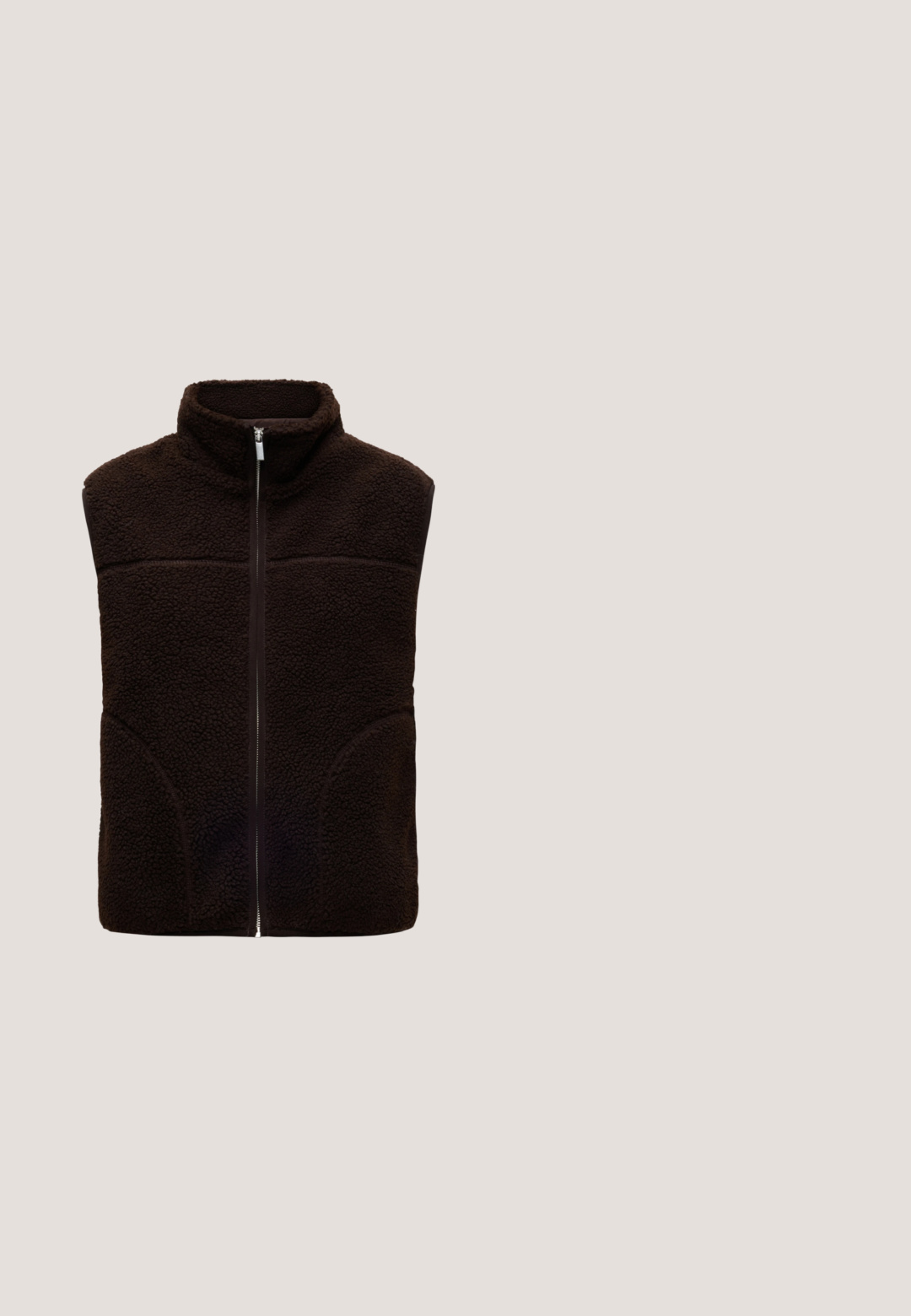Mørkebrun ærmeløs fleecevest med lynlås, høj krave og tekstureret stof.; Randet turtleneck sweater i brun og creme, lavet af blødt materiale. Har en ribbet halsudskæring og brede, droppe skuldre.; Mørkebrune brede bukser med to frontlommer, slankt design og glat tekstur, der har en høj talje og skræddersyet silhuet.; Brun læderankelstøvle med rundet tå og mellemhøj blokhæl på ens hvid baggrund.; Brun rektangulær skuldertaske med lange stropper og minimale syningsdetaljer på en ensfarvet baggrund.; Par af skinnende ørestikker i guldfarvet knudeform på en ensfarvet hvid baggrund.