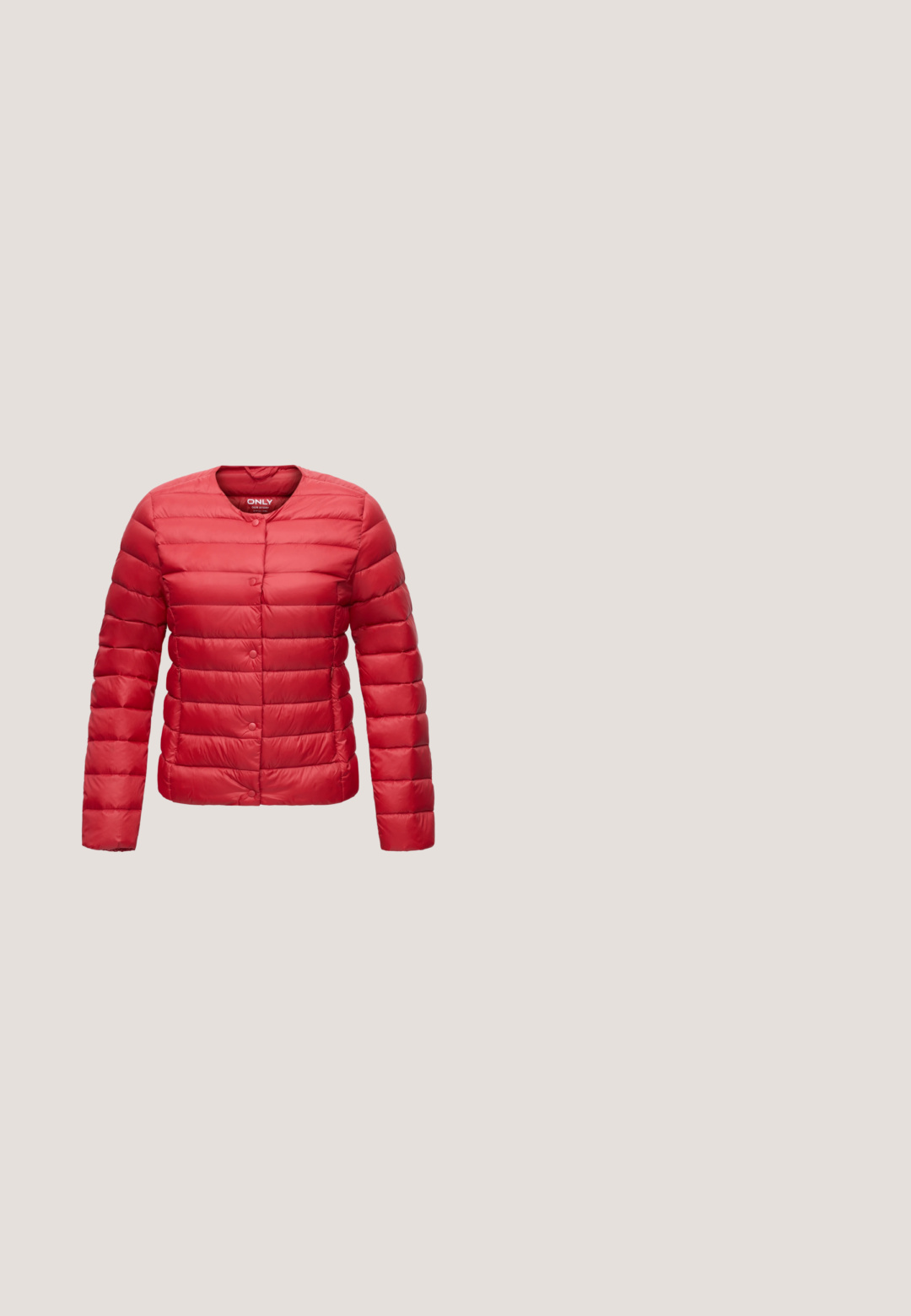 Rote leichte gesteppte Jacke mit langen Ärmeln und Druckknöpfen, mit rundem Halsausschnitt und horizontalem Steppmuster.; Rotes Strickoberteil mit kurzen Ärmeln, dezenten vertikalen Strukturstreifen und rundem Ausschnitt, mit gerippten Bündchen und Saum.; Dunkelblaue Denim-Jeans mit weitem, lockerem Schnitt. Verfügt über einen Reißverschluss, vier Taschen und kontrastierende Nähte entlang der Nähte.; Bordeauxroter Slingback-Pumps aus Lackleder mit spitz zulaufender Vorderkappe, dünnem Knöchelriemen und kleiner dekorativer Schnalle. Glatte Textur und hoher Absatz.; Burgunderfarbene Handtasche aus glänzendem Material, rechteckige Form, mit zwei Schulterriemen und subtilen, geschwungenen Akzenten an der Vorderseite.; Even&Odd by Zalando Ohrringe - red