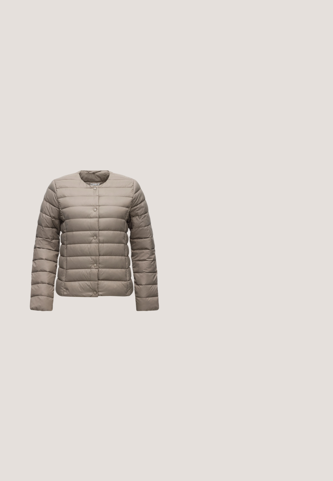 Chaqueta acolchada de color marrón claro con mangas largas, cuello redondo y cierre frontal con botones de presión sobre un fondo liso.; Suéter marrón de punto de manga corta con cuello redondo y dobladillo recto, mostrado sobre un fondo claro y liso.; Jeans skinny de denim azul claro con cintura alta, diseño de cinco bolsillos y un sutil desgastado. Presenta cierre de cremallera y botón de metal.; Zapatilla baja blanca y beige con acentos amarillos, parche marrón en el talón, suela de goma y marca "Scotch & Soda" en el lateral.; Bolso grande de cuero triangular con amplias rayas diagonales en colores marrón oscuro, burdeos y crema sobre un fondo liso.; Collar de perlas y pulsera a juego con cierres de oro y un charm redondo de oro decorado con pequeños cristales sobre un fondo blanco.