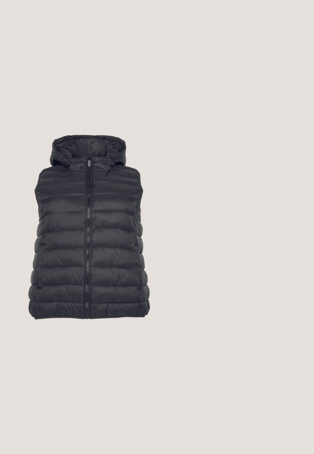 Sort, polstret vest med hætte, der har en frontlynlås og sidesømme syet med et horisontalt mønster for isolering. Glat tekstur.; Sort bomulds t-shirt med et grafisk print af en ørken-scene med kaktusser, en måne og sætningen "STAY WILD" i blå skrifttype.; Sorte denim capri-bukser med lige skæring, fem lommer og tonalt syning. Stoffet har en let tekstur og et klassisk design.; Sorte Nike Air Max 95 sneakers med tekstureret læder og mesh-overdel, fremtrædende hvid mellemsål, sort ydersål og sølvlogo accent.; Sort håndtaske med en glat læderoverdel og en struktureret bund dækket af sølvnitter, med lynlås lukning og dobbelthåndtag.; Sølvfarvede hoop øreringe med en glat, rund form og en poleret overflade. Begge øreringe er i samme størrelse og har en sikker lukke mekanisme.